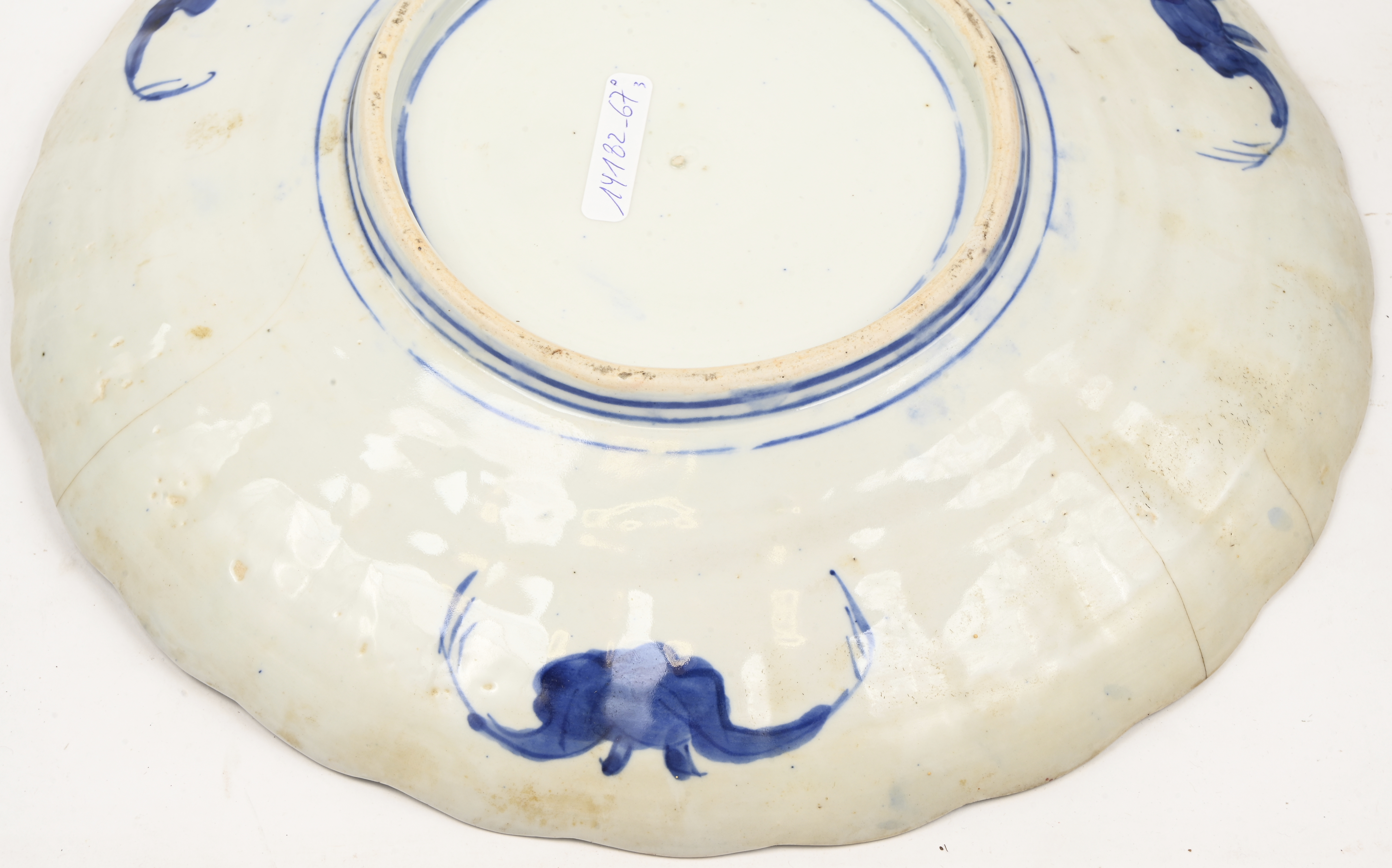 Een grote schotel (30 cm, gebarsten), een coupe (gebarsten) en een klein vaasje van Imari porselein. Eerste helft XXste eeuw Een grote schotel (30 cm, gebarsten), een coupe (gebarsten) en een klein vaasje van Imari porselein. Eerste helft XXste eeuw.