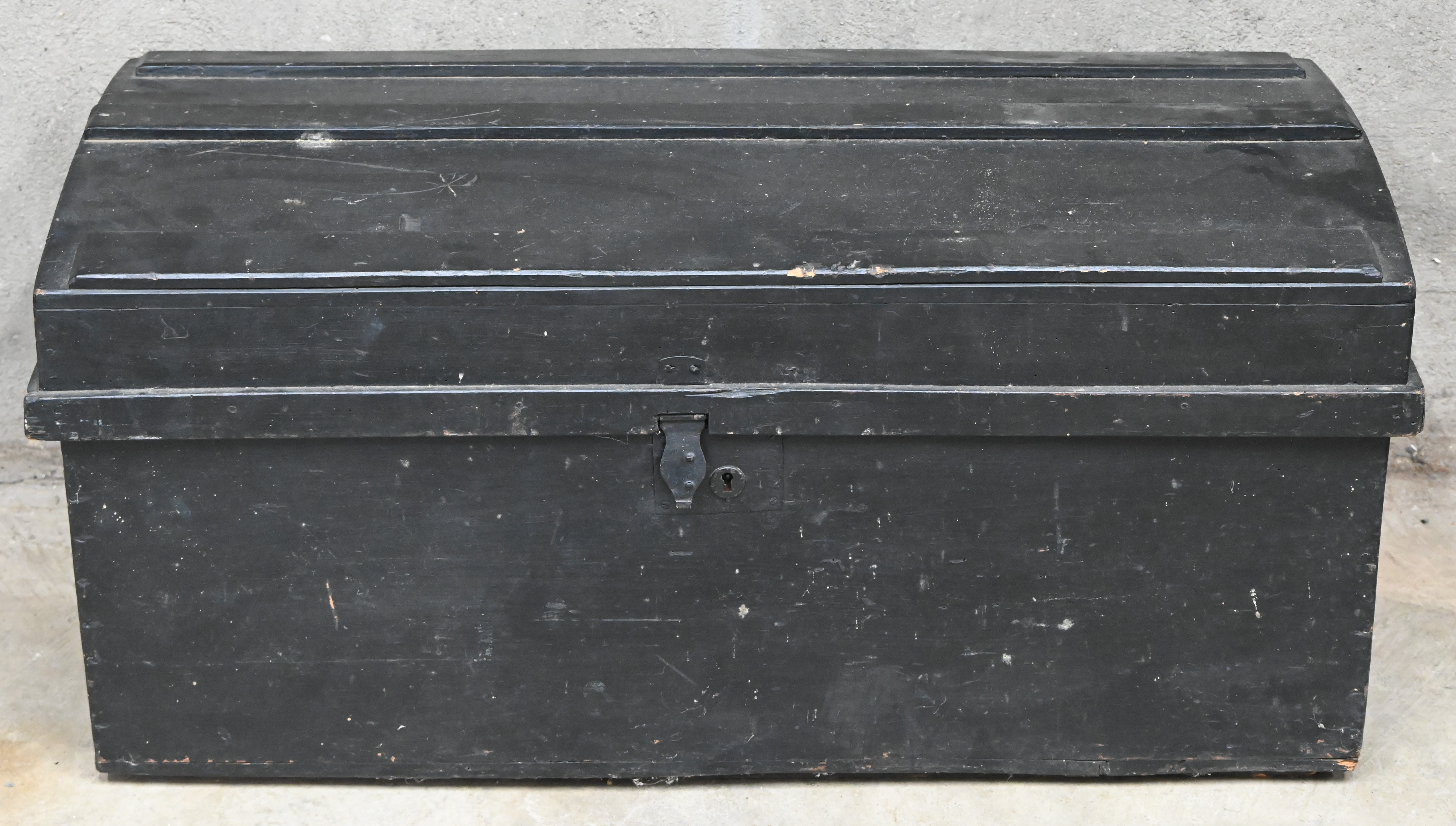 Een oude zwart geschilderde houten koffer Een oude zwart geschilderde houten koffer.