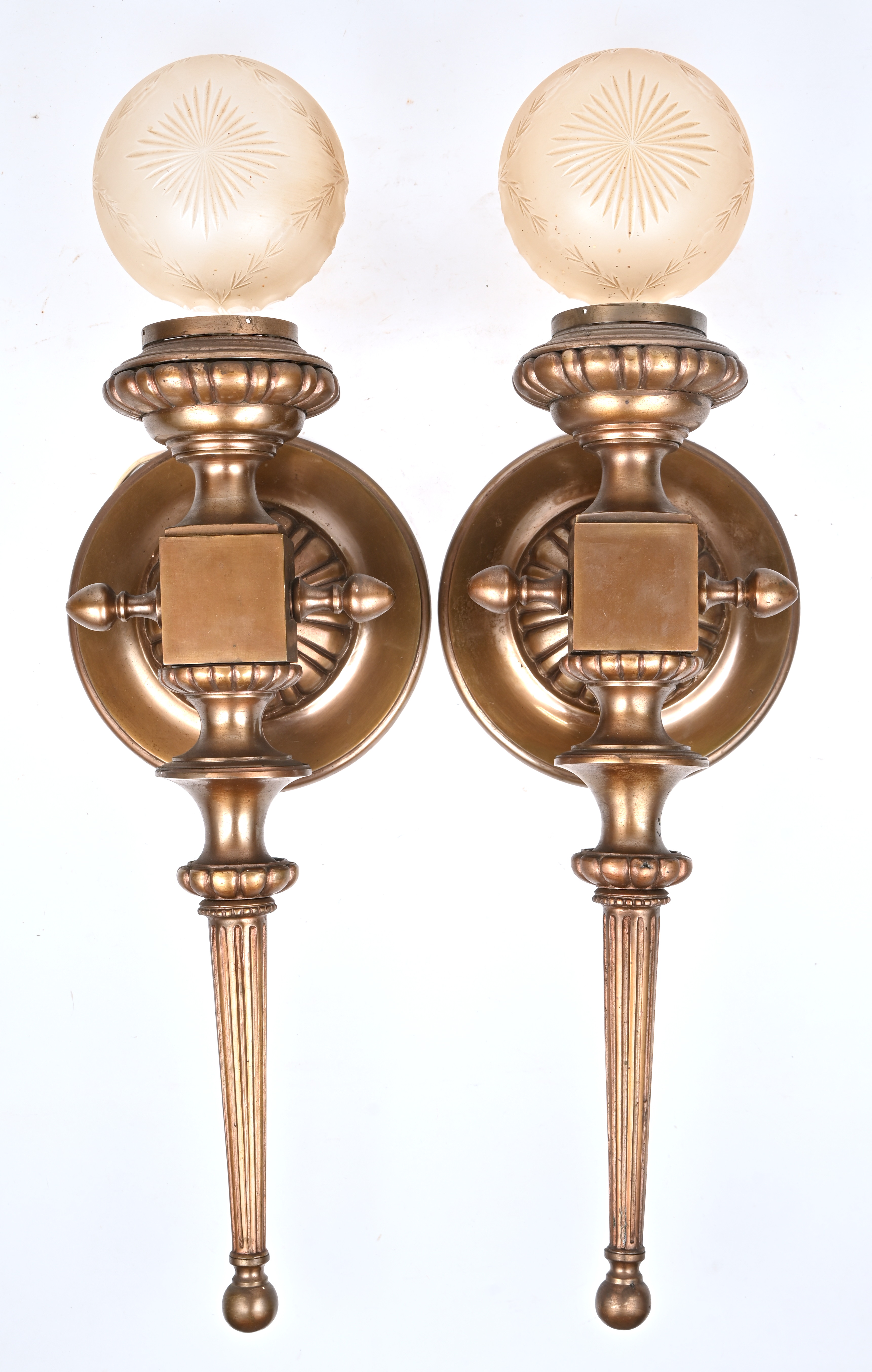 Een set koperen wandlampen met glazen blakers, vijsjes manco Een set koperen wandlampen met glazen blakers, vijsjes manco.