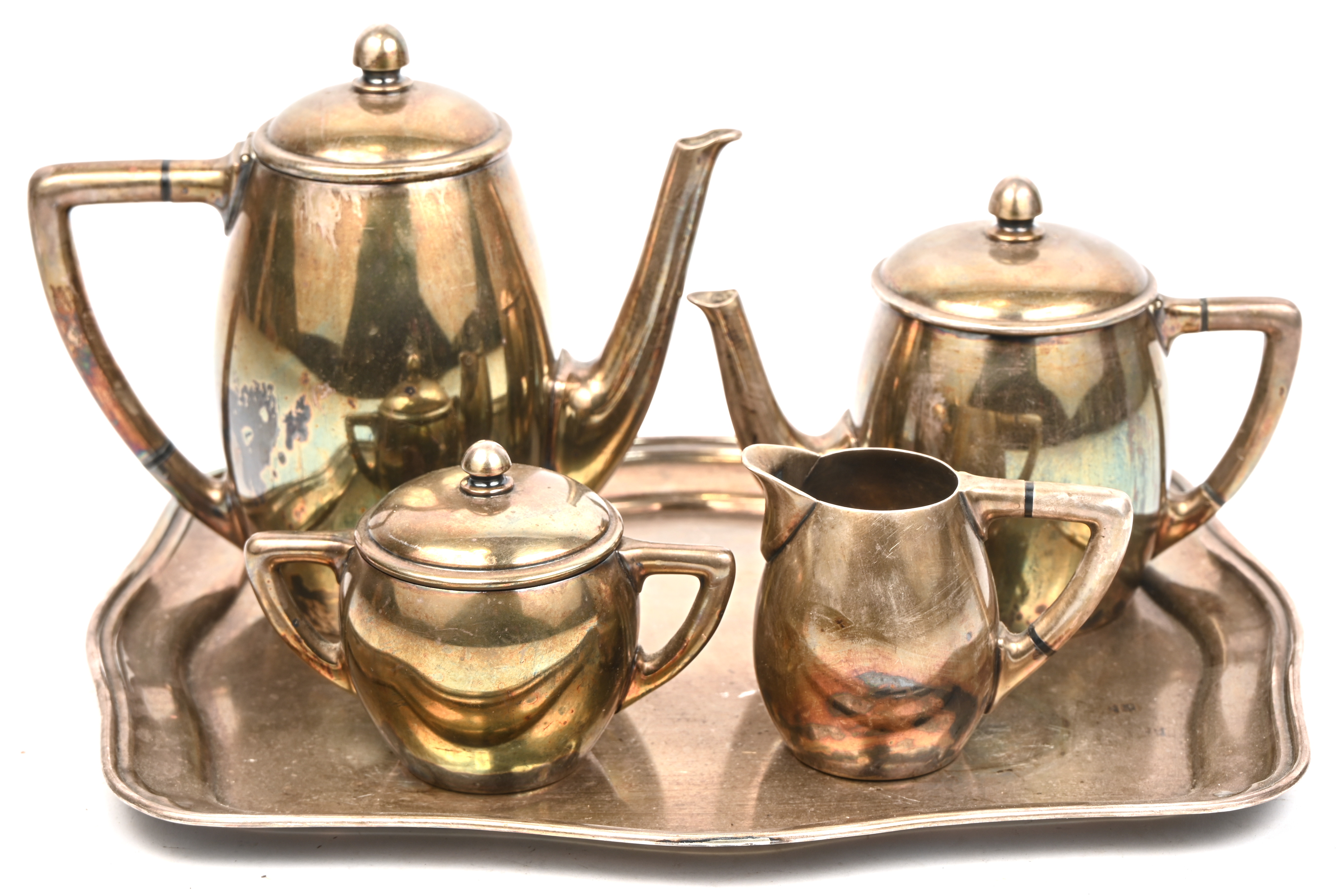 Een verzilverd metalen koffie- en thee-set op dienblad, art-deco, gemerkt Wiskemann Een verzilverd metalen koffie- en thee-set op dienblad, art-deco, gemerkt Wiskemann.