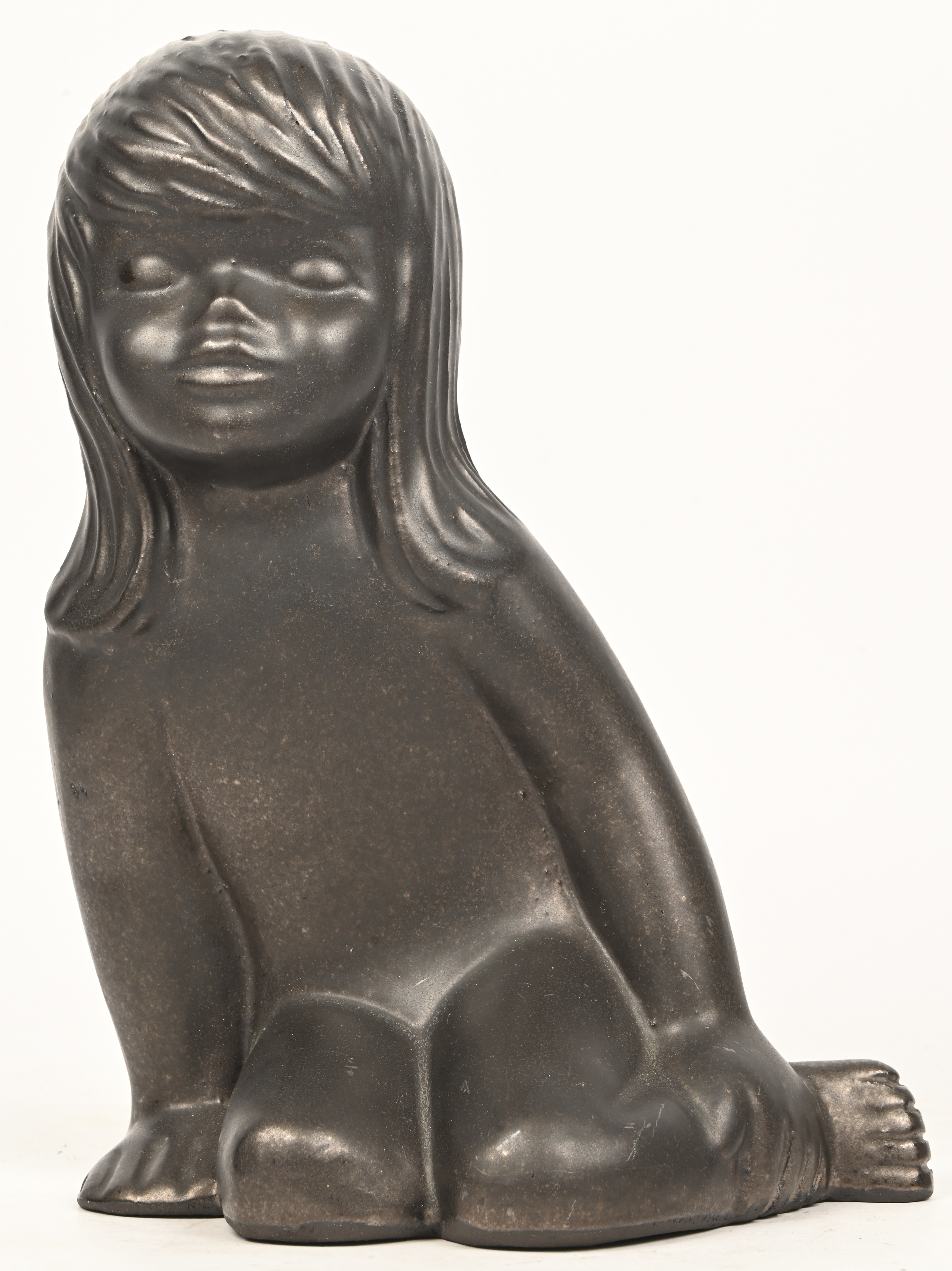 Een vintage antracietkleurig keramisch beeld van een meisje, gemonogrammeerd EL Een vintage antracietkleurig keramisch beeld van een meisje, gemonogrammeerd EL.