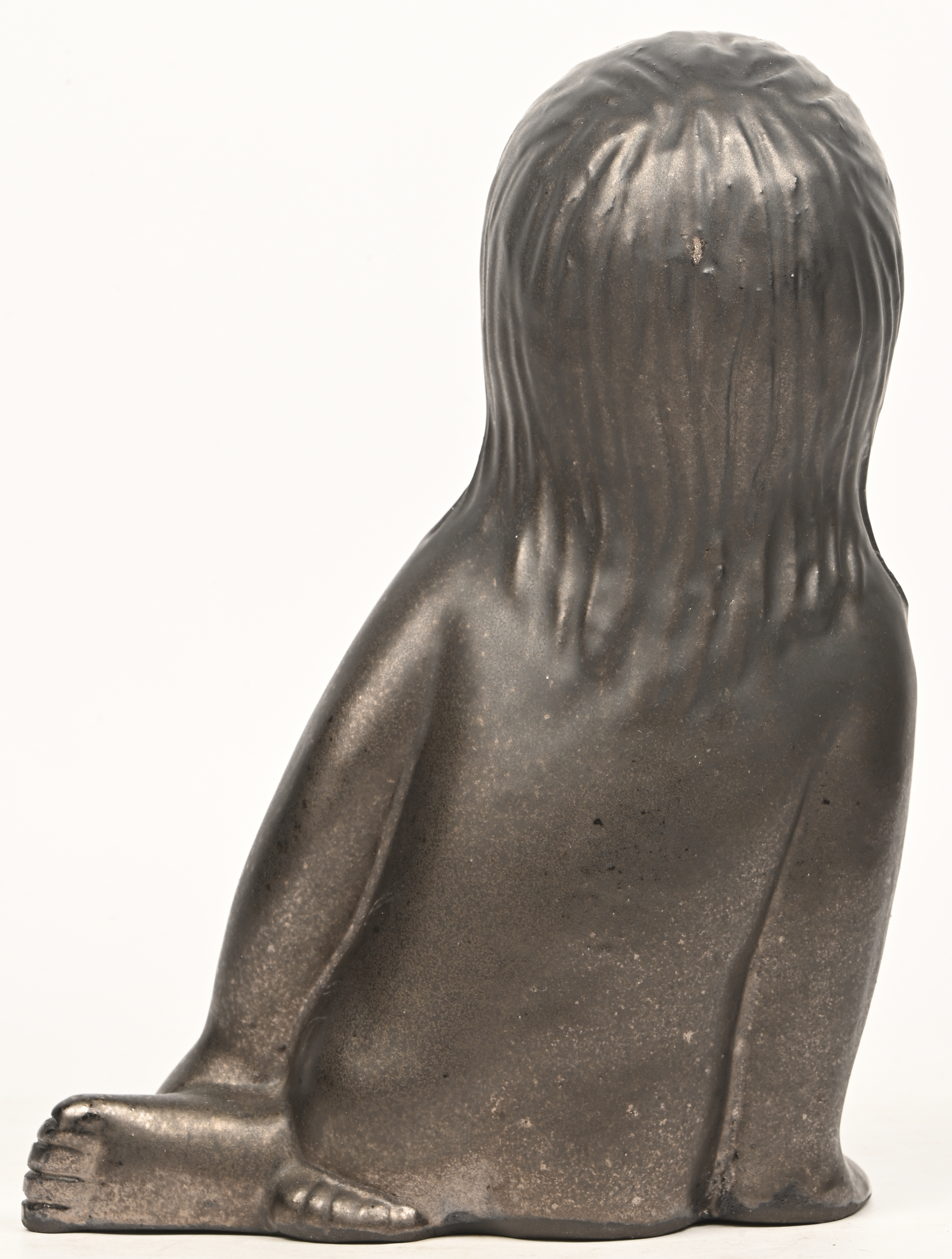 Een vintage antracietkleurig keramisch beeld van een meisje, gemonogrammeerd EL Een vintage antracietkleurig keramisch beeld van een meisje, gemonogrammeerd EL.