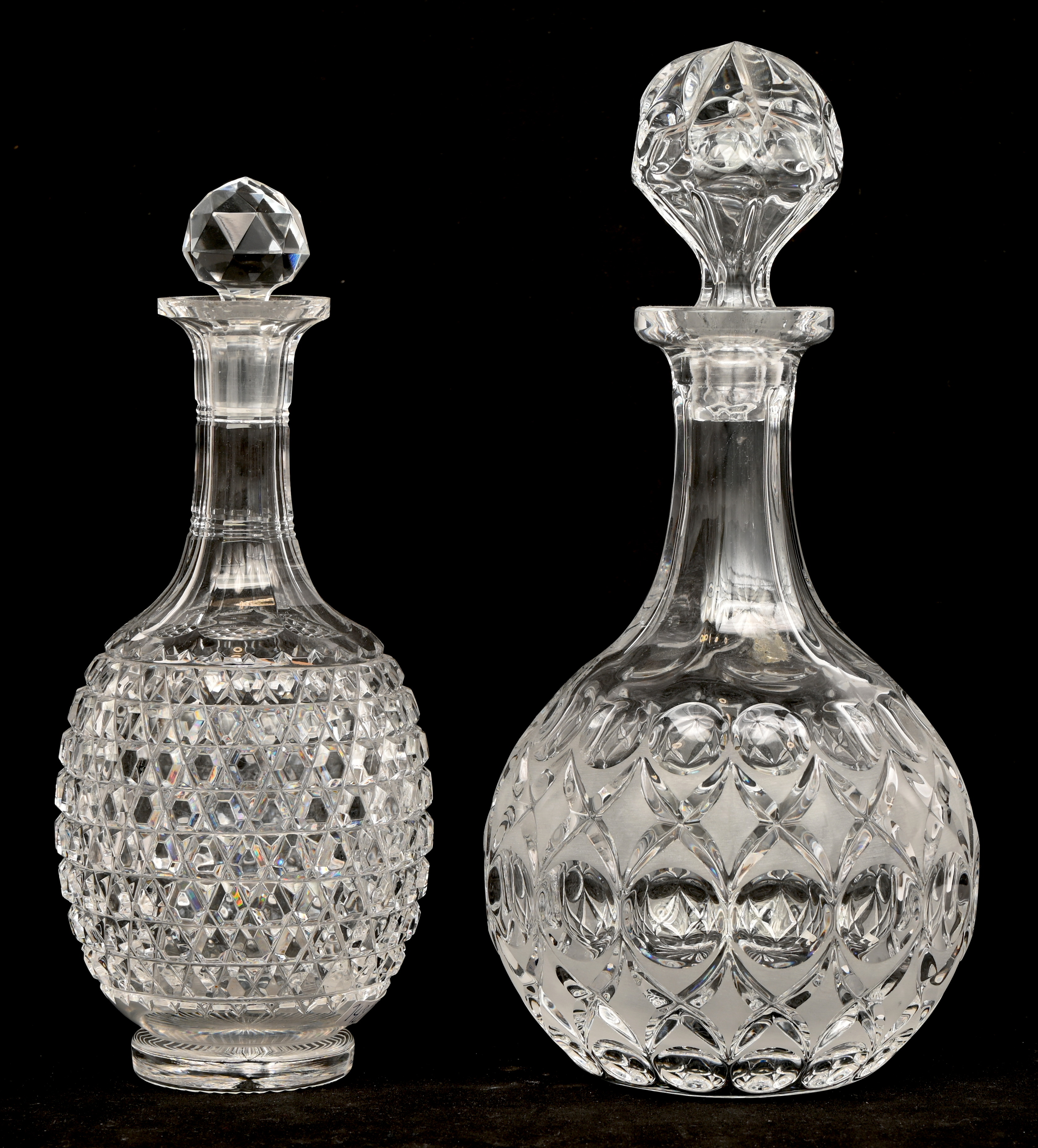 Een gevarieerd lot kleurloos en gekleurd kristal bestaande uit drie karaffen en een schenkkan Een gevarieerd lot kleurloos en gekleurd kristal bestaande uit drie karaffen en een schenkkan.