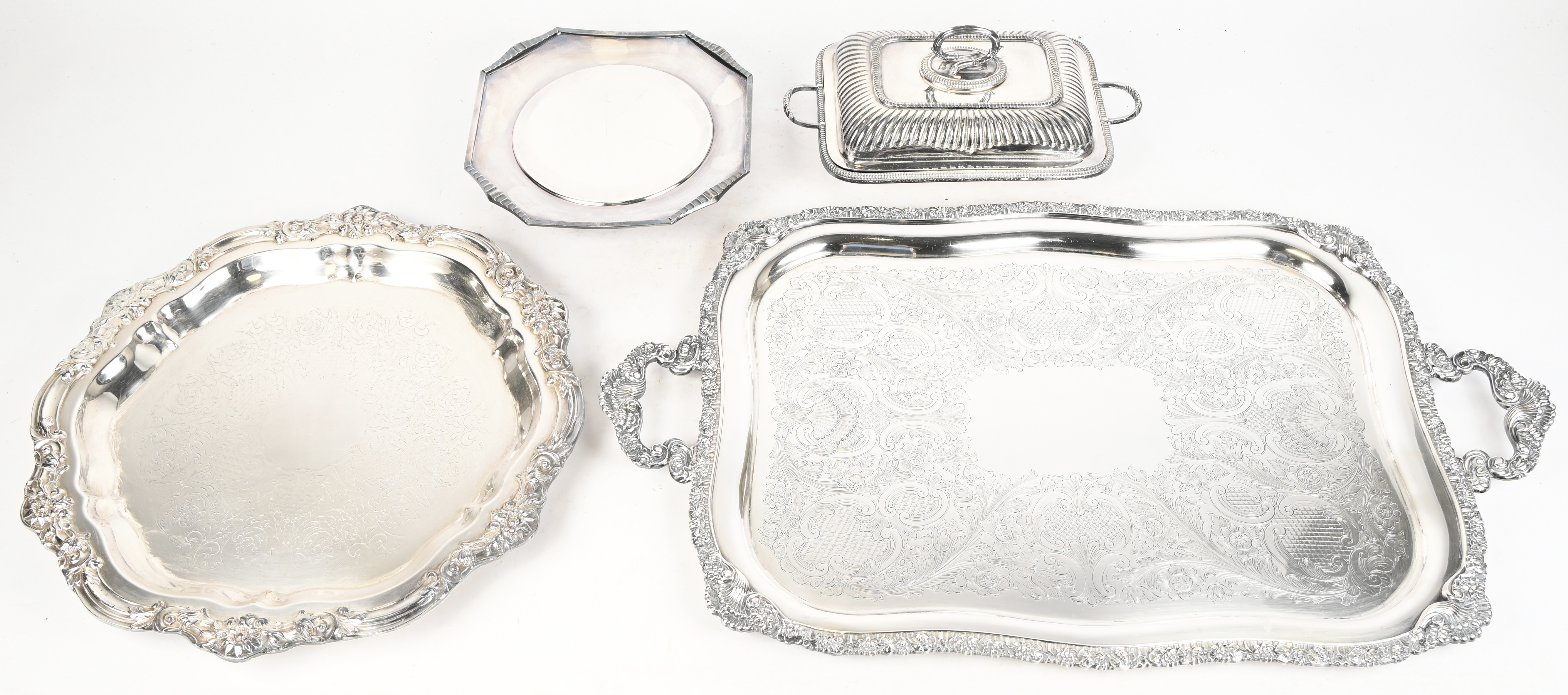 Een lot van 8 verzilverd metalen schalen waarvan één met deksel Een lot van 8 verzilverd metalen schalen waarvan één met deksel.