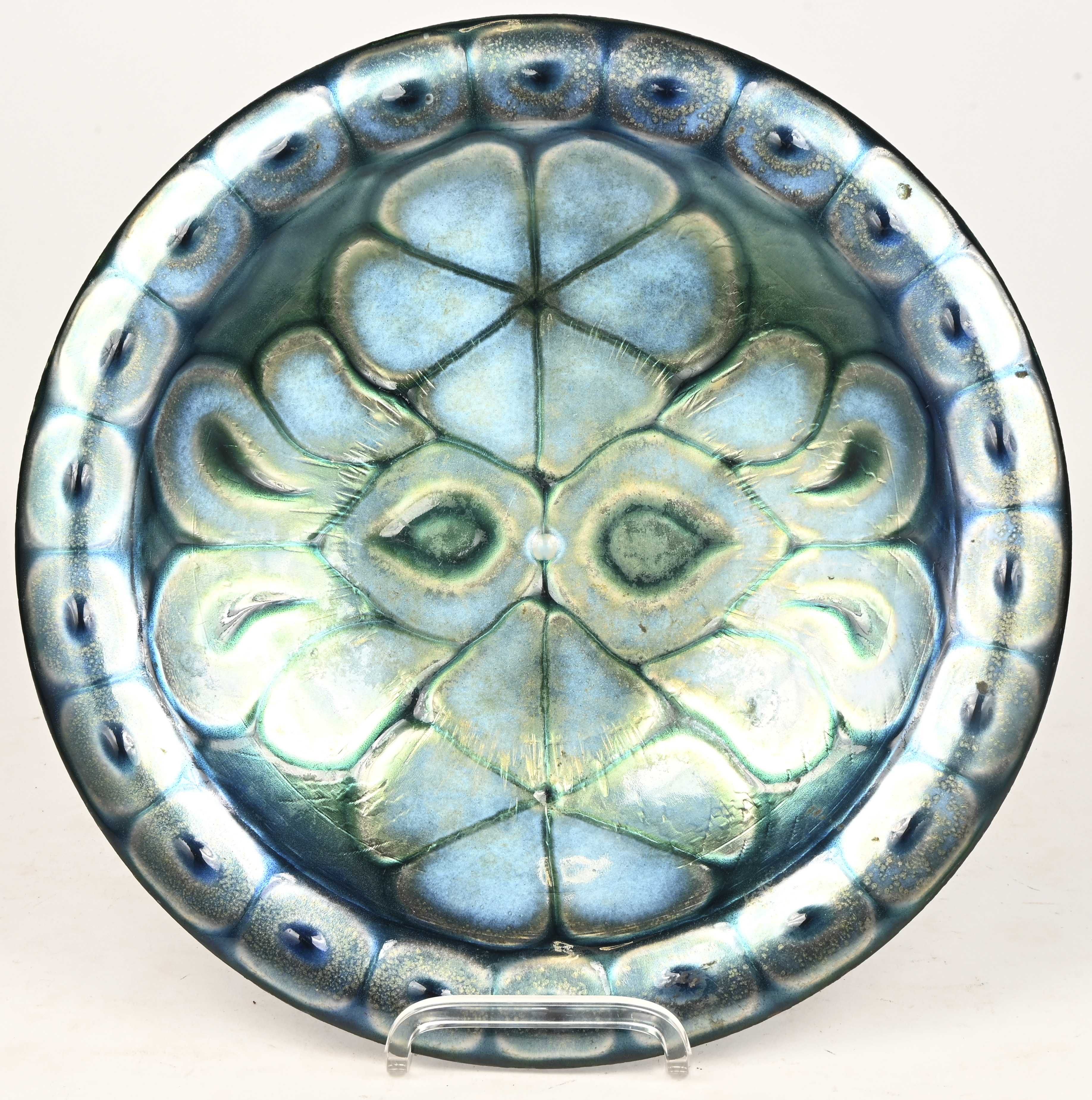 Een geglazuurd metalen bord met abstract decor. Achteraan gesigneerd Cellini. Rame D’arte, Pesaro Italie Een geglazuurd metalen bord met abstract decor. Achteraan gesigneerd Cellini. Rame D’arte, Pesaro Italie.