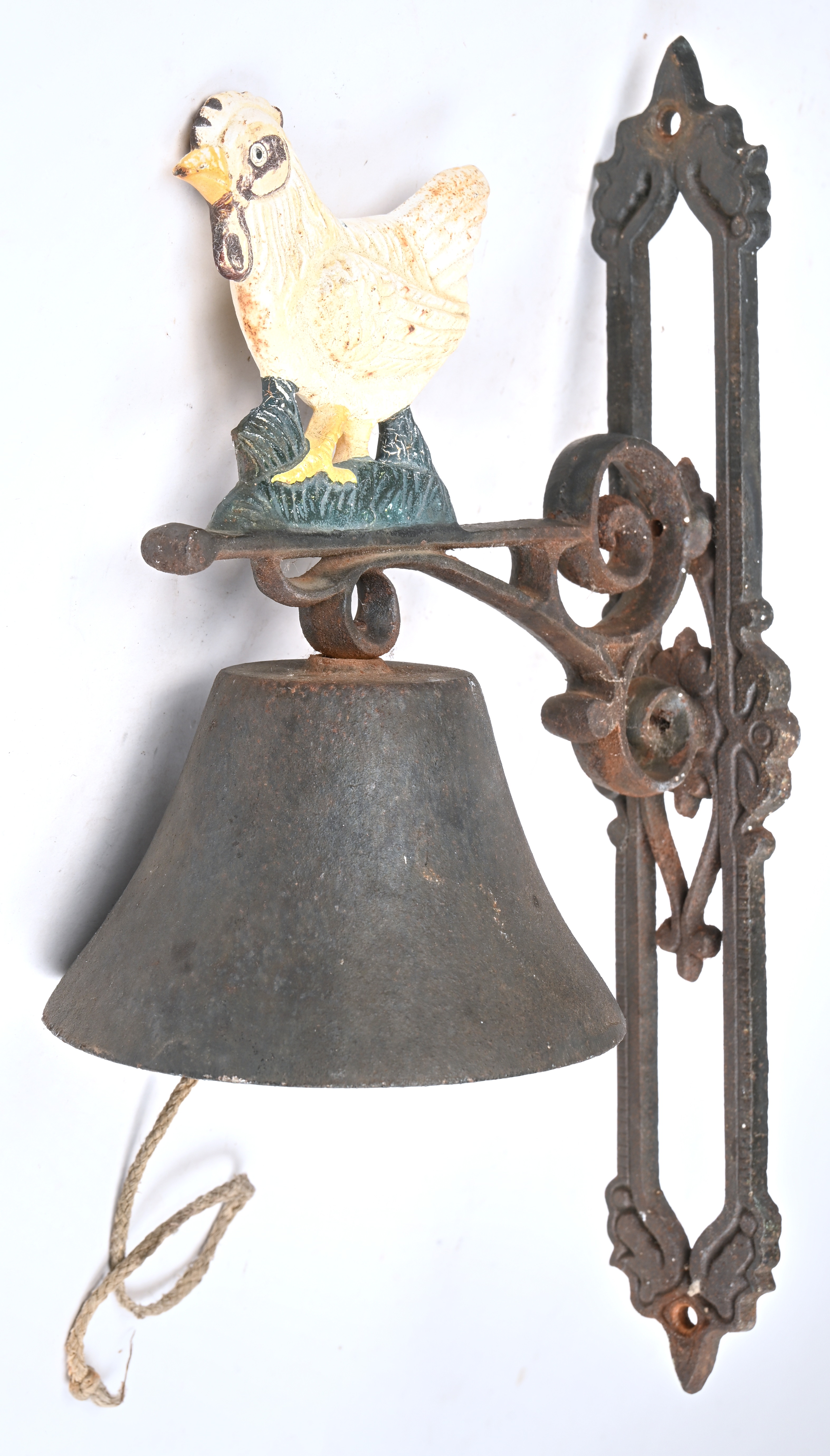 Een gietijzeren bel met polychrome norse kip Een gietijzeren bel met polychrome norse kip.