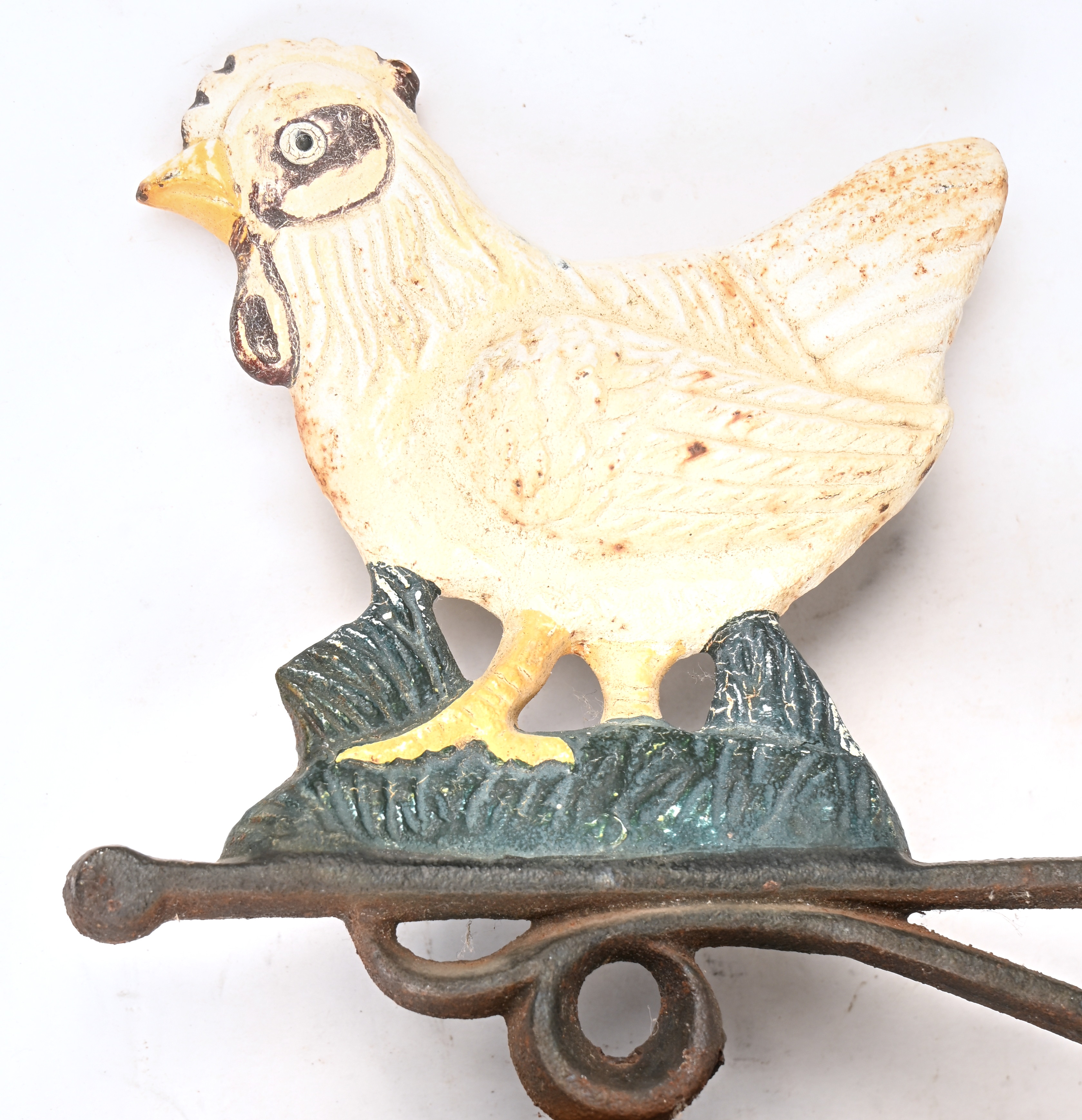 Een gietijzeren bel met polychrome norse kip Een gietijzeren bel met polychrome norse kip.