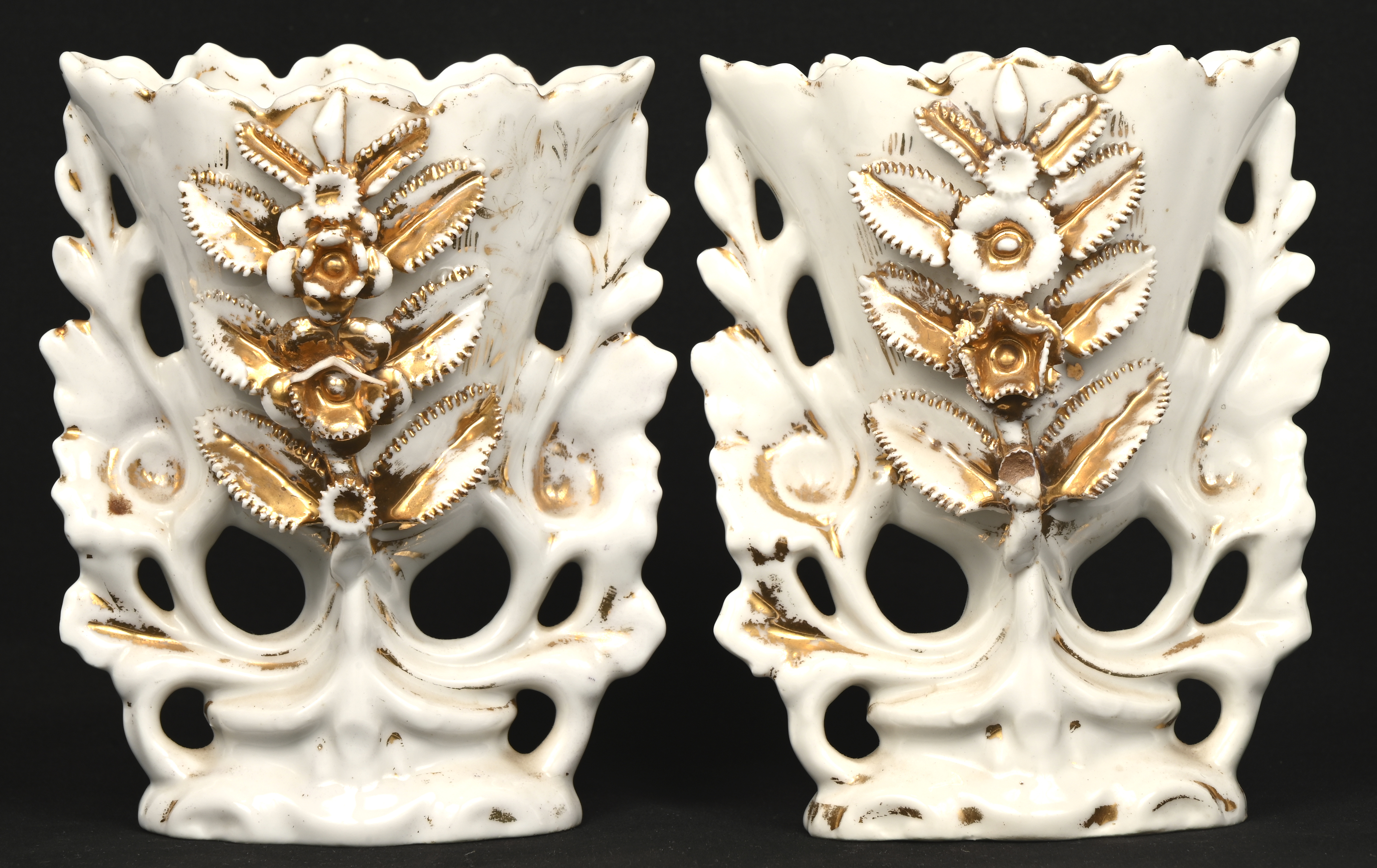 Een paar Vieux Bruxelles vaasjes, met schade Een paar Vieux Bruxelles vaasjes, met schade.