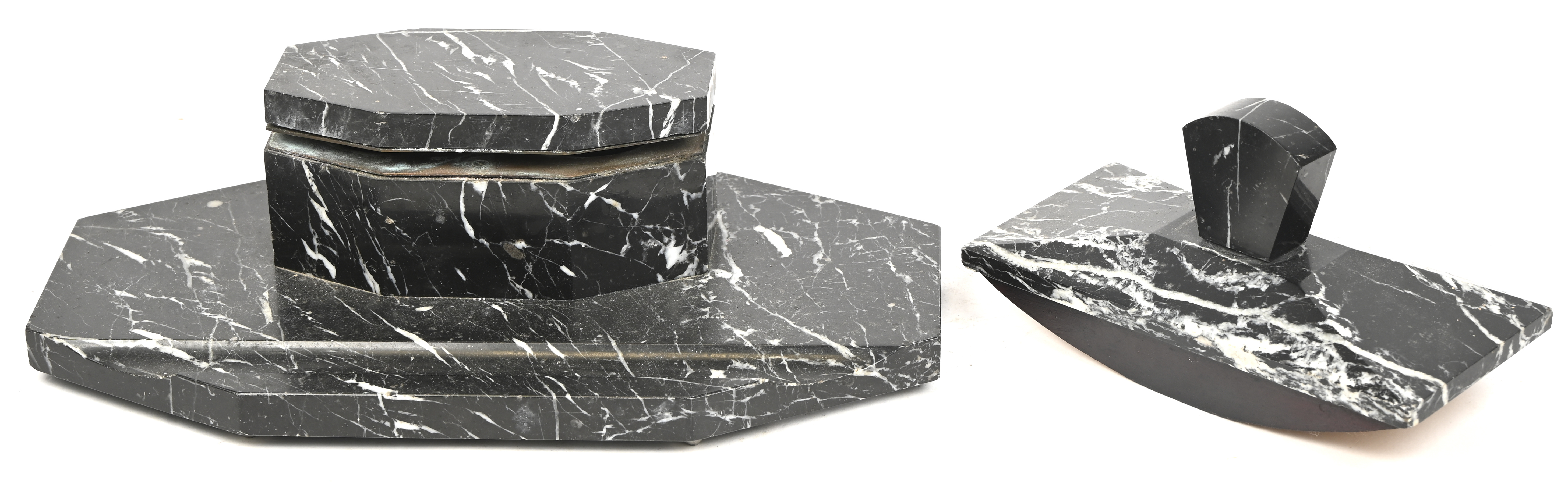 Een inktstel en vloeipapierhouder van zwart marmer. De glazen inktpotjes zijn aanwezig maar hebben veel schade Een inktstel en vloeipapierhouder van zwart marmer. De glazen inktpotjes zijn aanwezig maar hebben veel schade.
