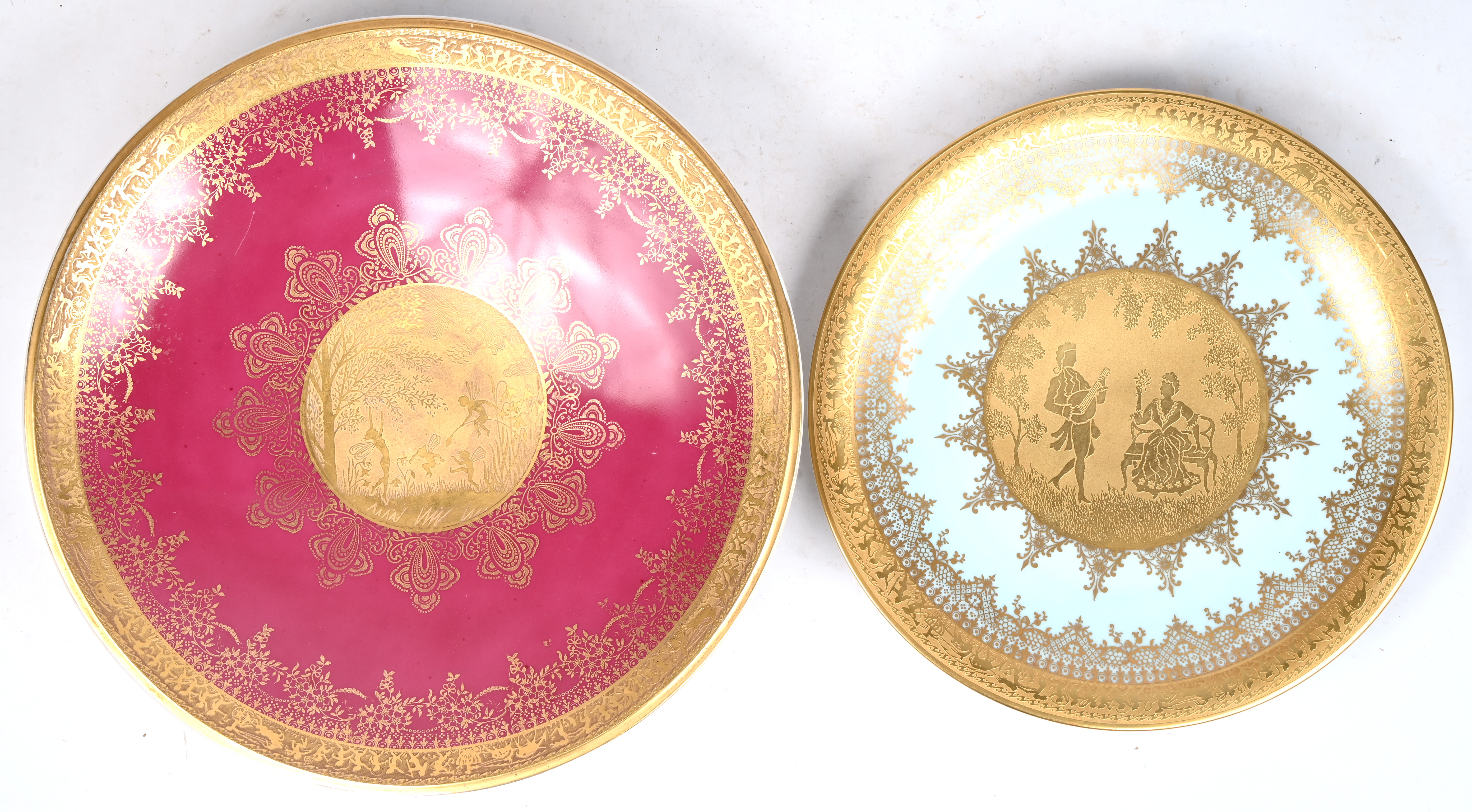 Een sierbord van Karlsbader en een ondiepe schaal van Hutchenreuter porselein Een sierbord van Karlsbader en een ondiepe schaal van Hutchenreuter porselein.