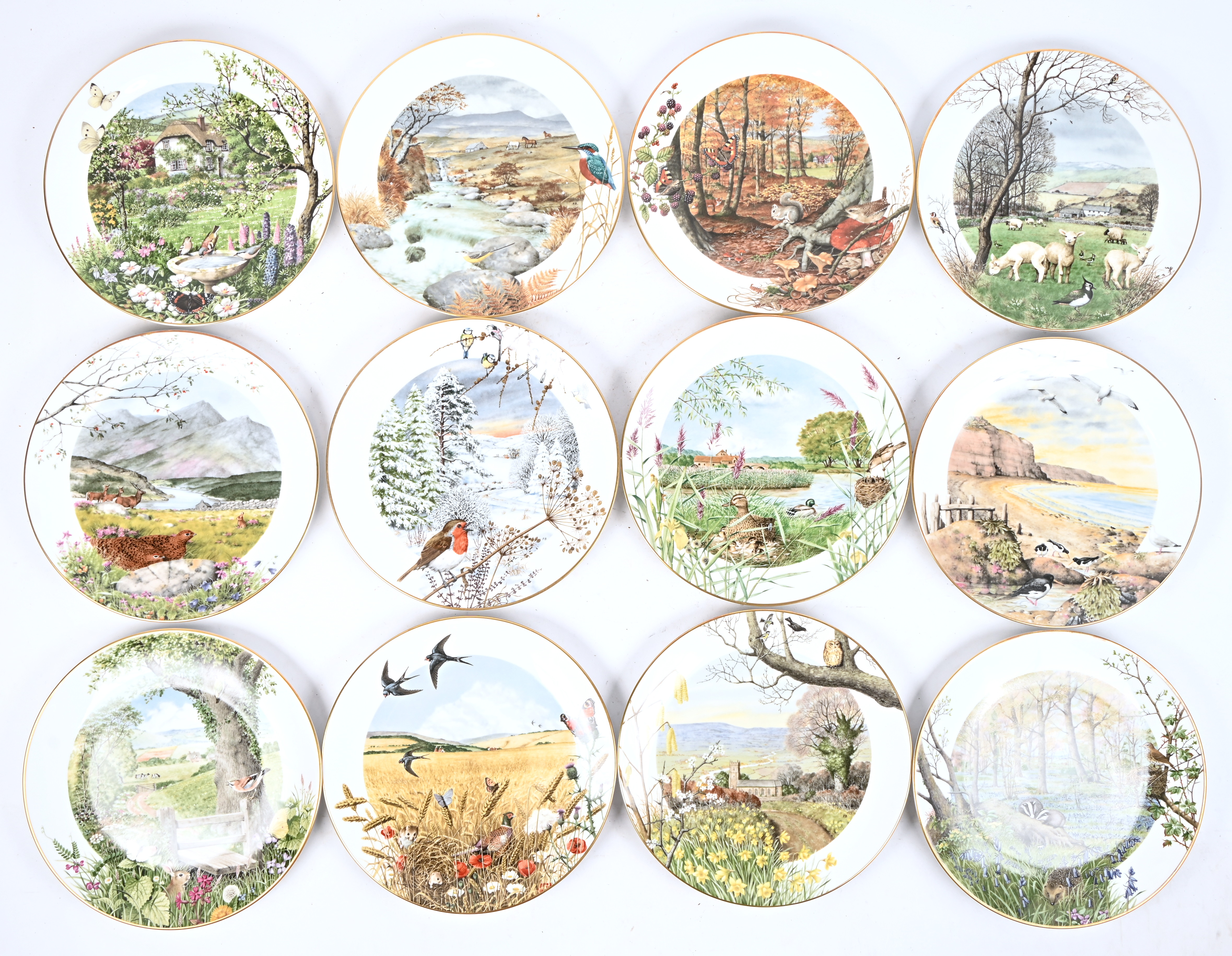 Een lot van 12 porseleinen sierborden, versierd naar seizoens taferelen. Gemerkt Peter Banett, limited edition Royal Worcester Porcelain Een lot van 12 porseleinen sierborden, versierd naar seizoens taferelen. Gemerkt Peter Banett, limited edition Royal Worcester Porcelain.