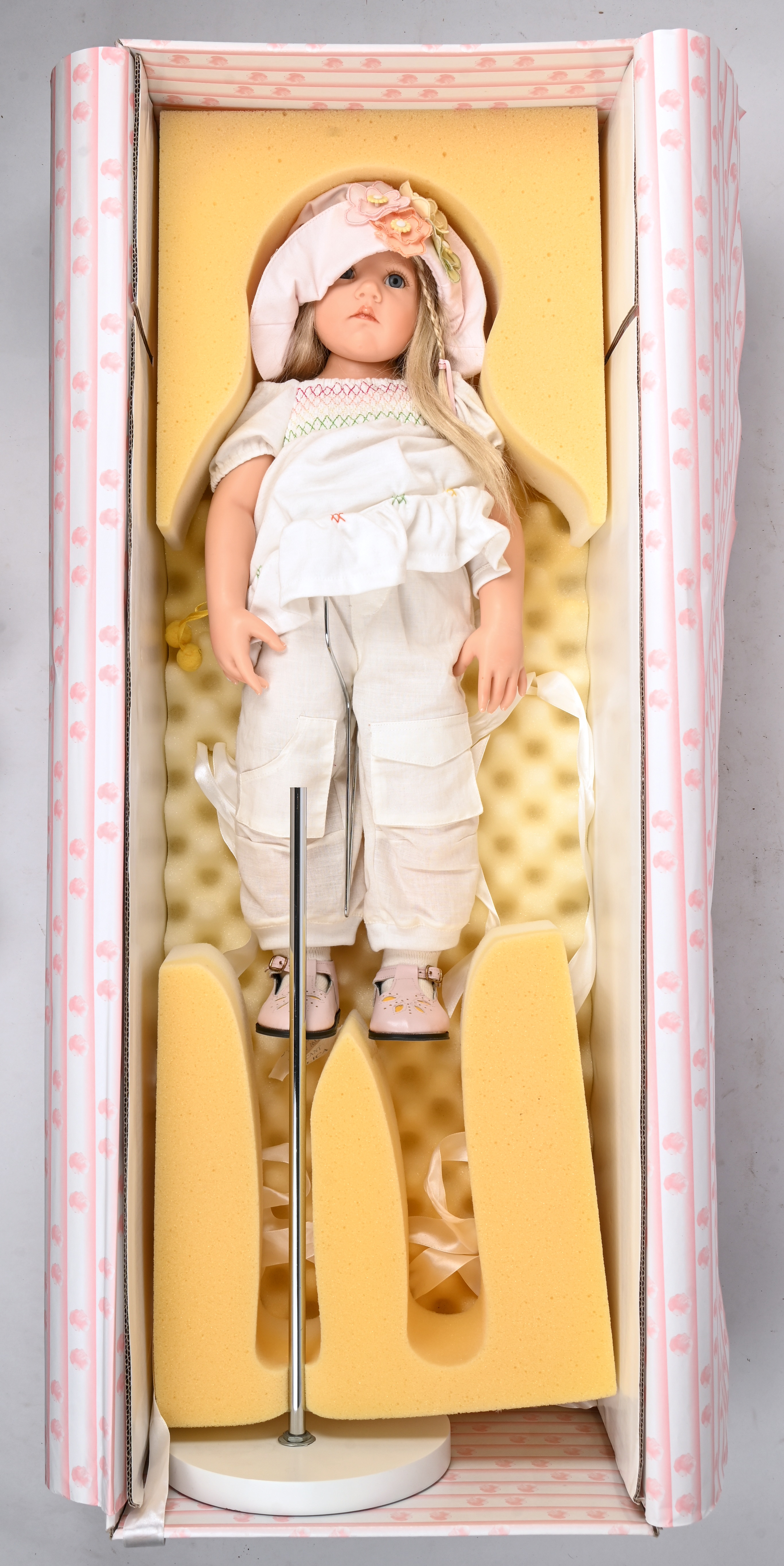 ‘Jamina’, een verzamelpop van Hildegard Günzel. In originele doos met staander. Kunsthars ‘Jamina’, een verzamelpop van Hildegard Günzel. In originele doos met staander. Kunsthars.