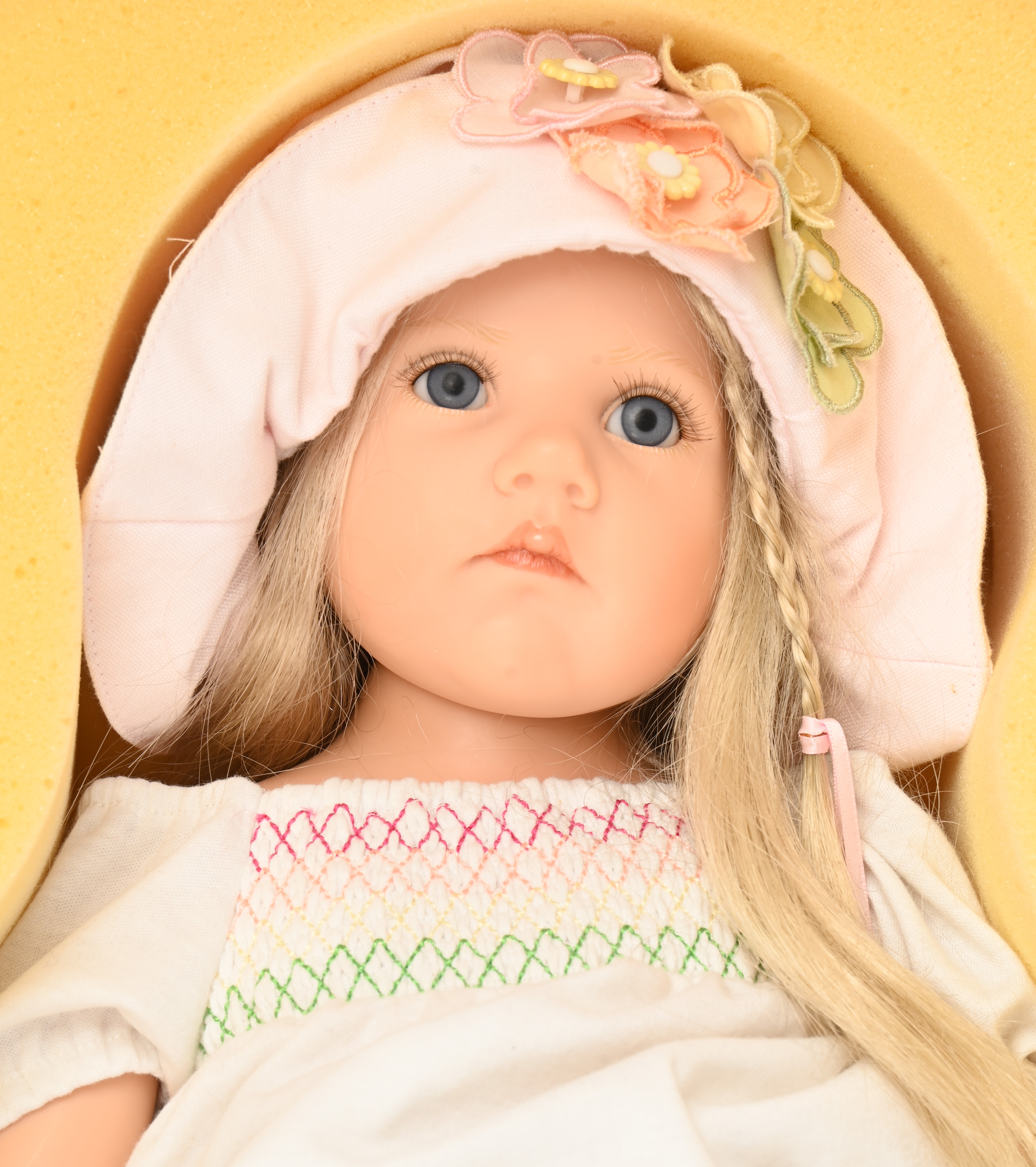 ‘Jamina’, een verzamelpop van Hildegard Günzel. In originele doos met staander. Kunsthars ‘Jamina’, een verzamelpop van Hildegard Günzel. In originele doos met staander. Kunsthars.