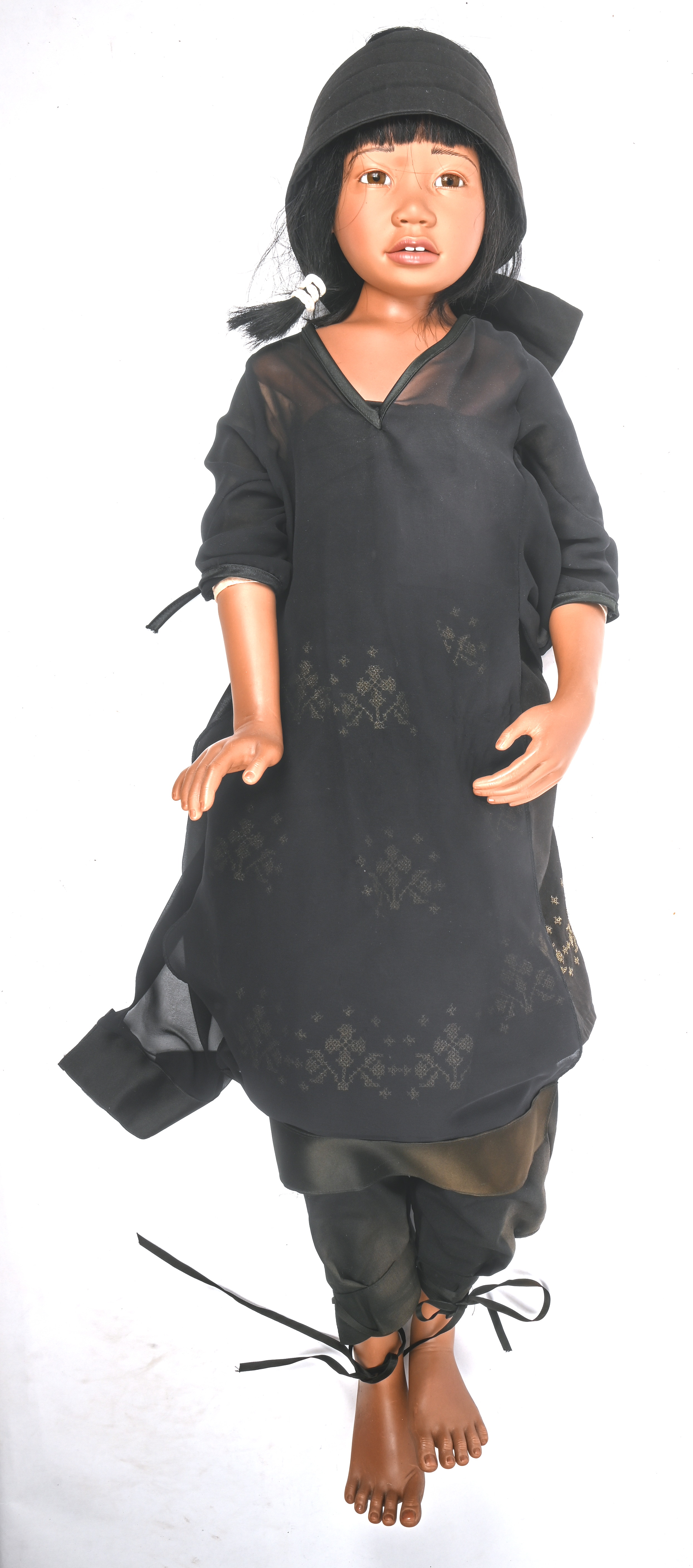 Een verzamelpop van Hildegard Günzel in Zuid-oost Aziatische kledij. Zonder doos. Kunsthars Een verzamelpop van Hildegard Günzel in Zuid-oost Aziatische kledij. Zonder doos. Kunsthars.