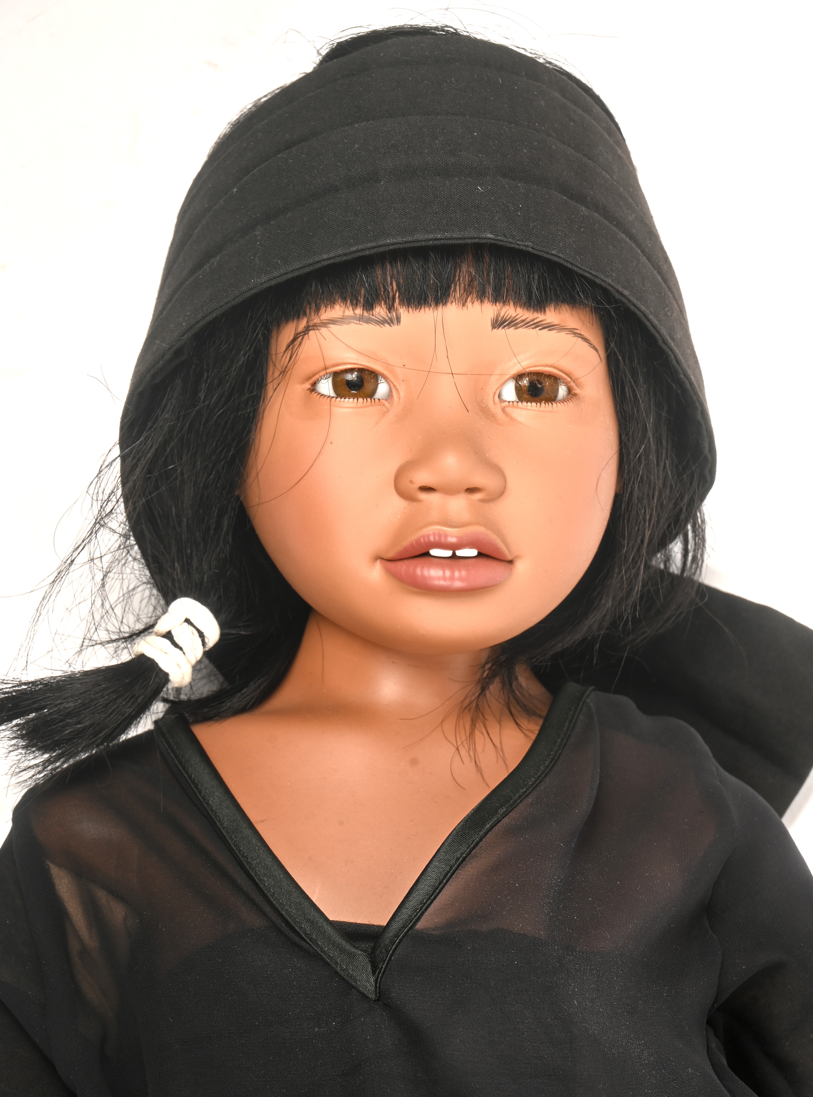 Een verzamelpop van Hildegard Günzel in Zuid-oost Aziatische kledij. Zonder doos. Kunsthars Een verzamelpop van Hildegard Günzel in Zuid-oost Aziatische kledij. Zonder doos. Kunsthars.