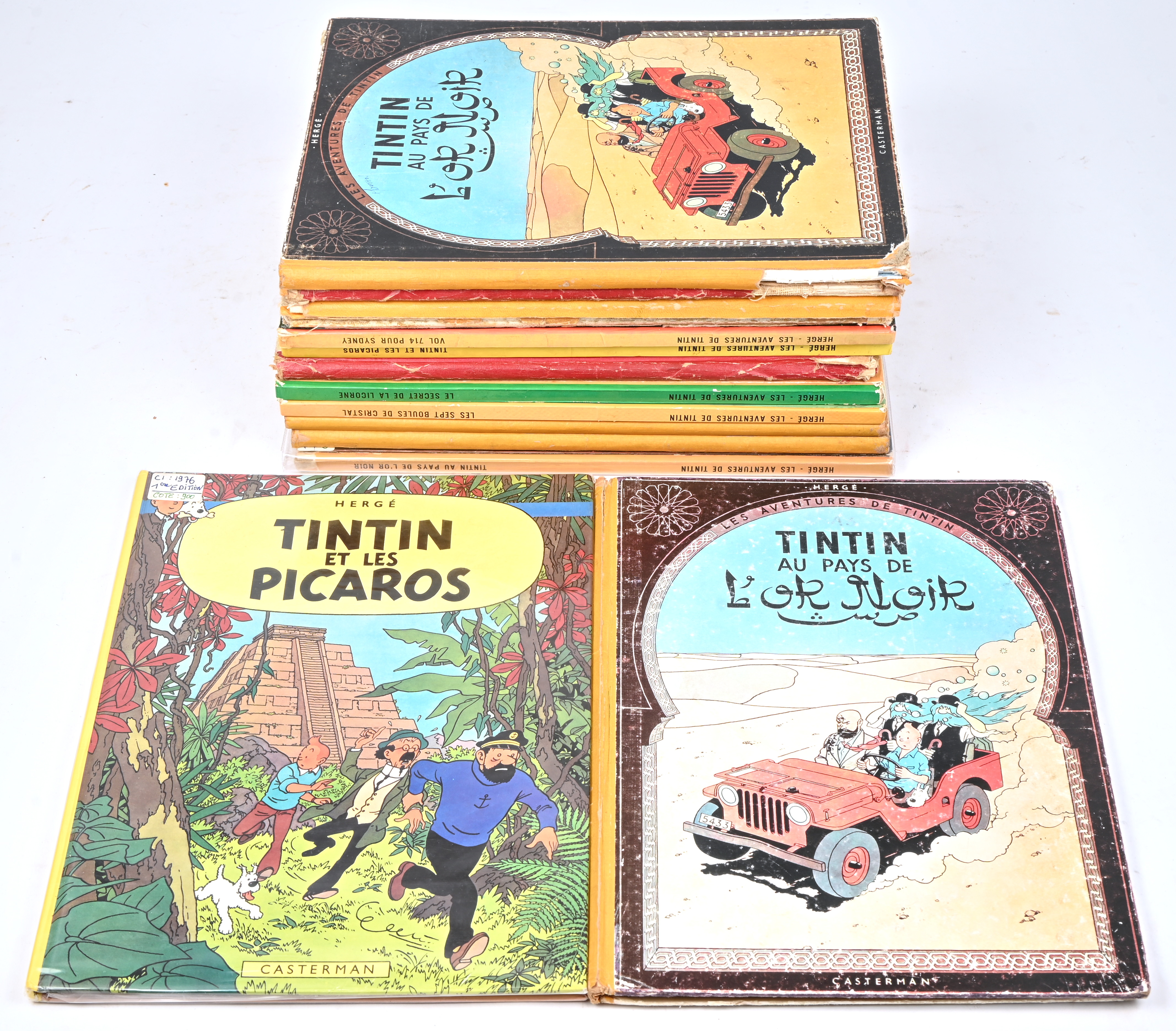 Veertien albums van Tintin. Ed. Casterman, hard cover. “Le Sceptre d’Ottokar” (1954), “Le Secret de la Licorne (1968), “Les 7 Boules de Cristal” (1961 & 1968), “Le Temple du Soleil” (1962), “Au Pays de l’Or Noir” (1961, 1963, 1971), On a marché sur la Lune” (1954), “Coke en Stock” (1961), “Les Bijoux de la Castafiore” (1963), “Vol 714 pour Sidney” (1975), “et les Picaros” (2 x 1976). De oudste in slechte staat Veertien albums van Tintin. Ed. Casterman, hard cover. “Le Sceptre d’Ottokar” (1954), “Le Secret de la Licorne (1968), “Les 7 Boules de Cristal” (1961 & 1968), “Le Temple du Soleil” (1962), “Au Pays de l’Or Noir” (1961, 1963, 1971), On a marché sur la Lune” (1954), “Coke en Stock” (1961), “Les Bijoux de la Castafiore” (1963), “Vol 714 pour Sidney” (1975), “et les Picaros” (2 x 1976). De oudste in slechte staat.