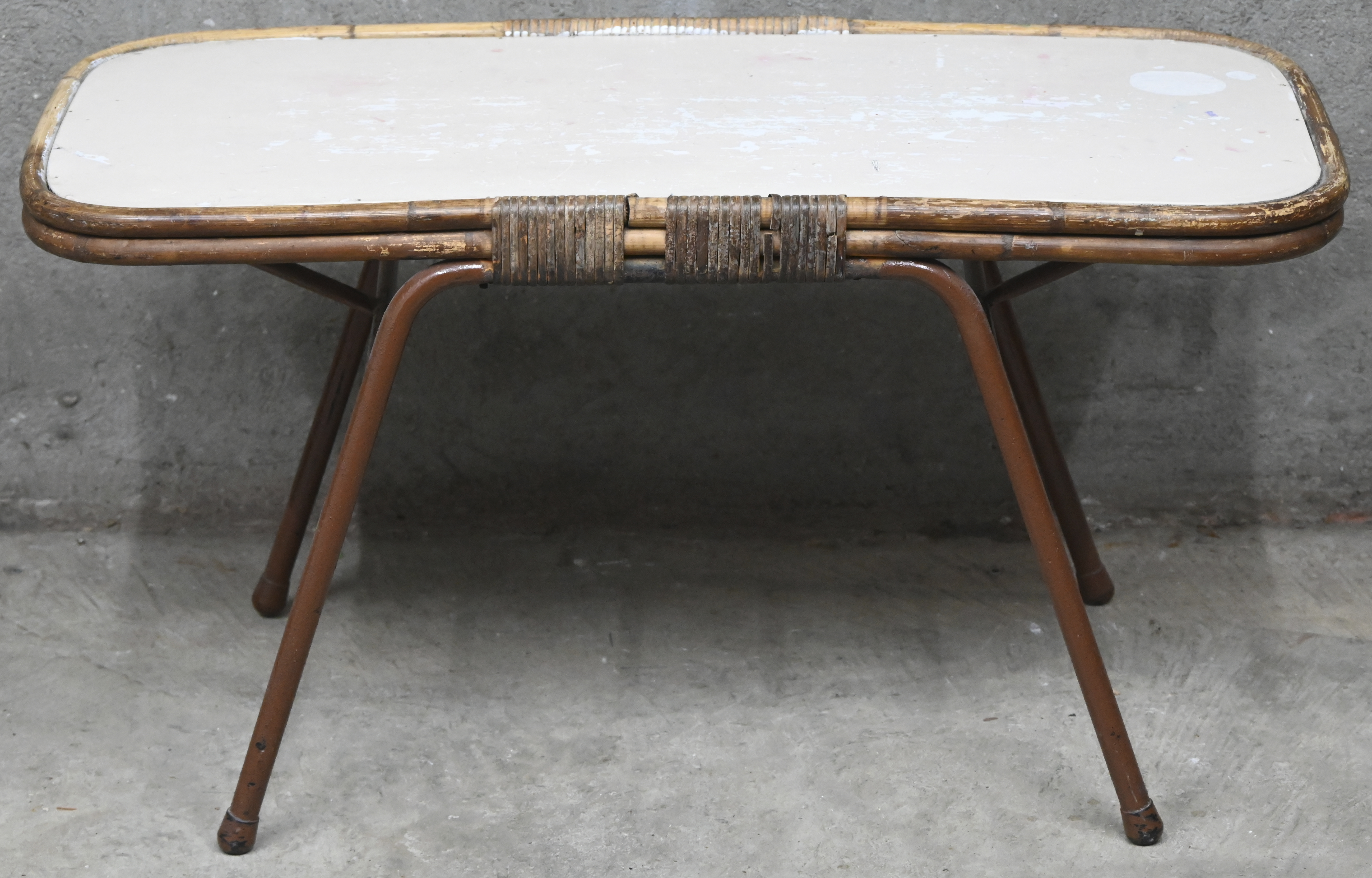 Een vintage salontafel, rotan en metalen onderstel, geschilderd Een vintage salontafel, rotan en metalen onderstel, geschilderd.