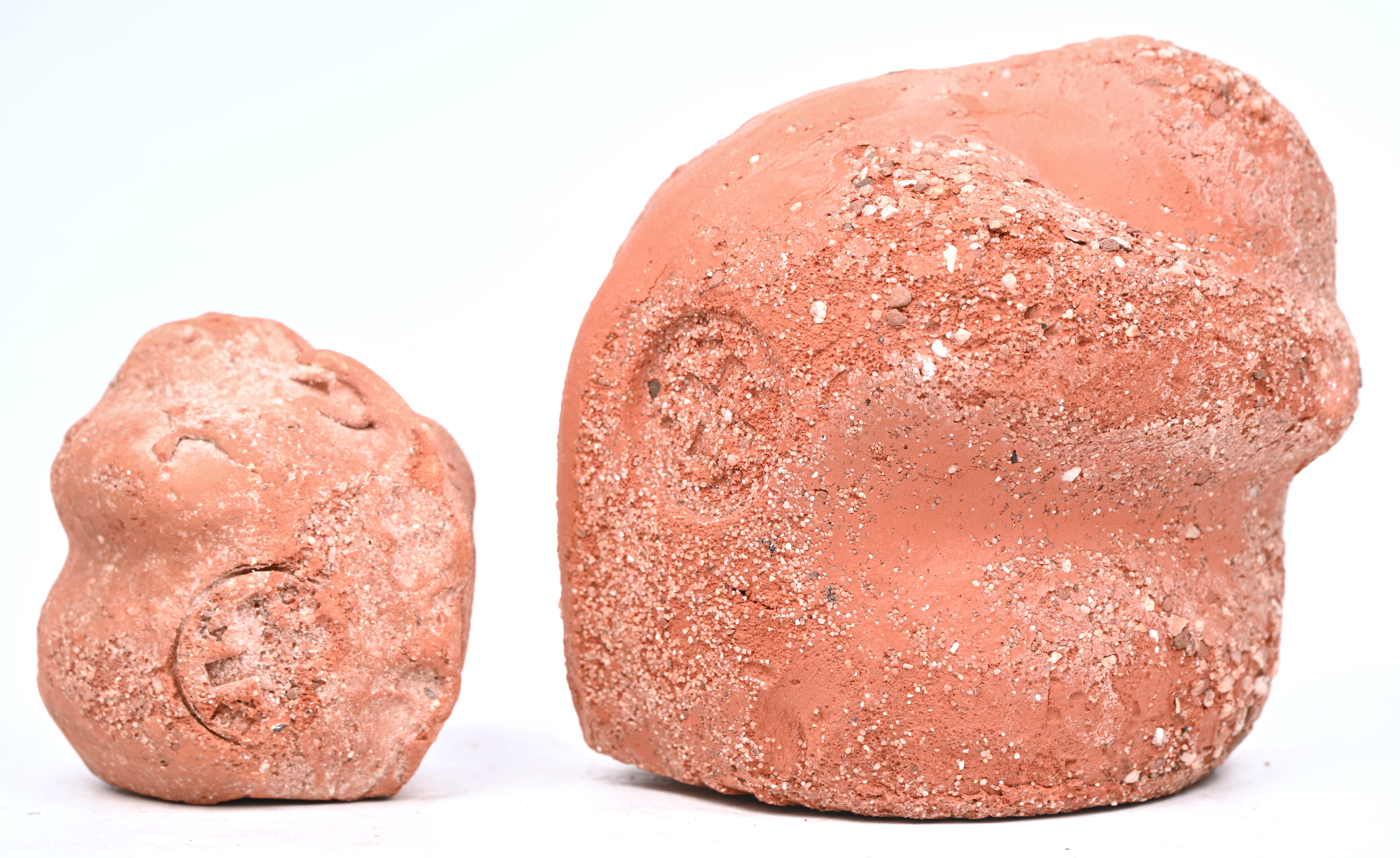 Twee terracotta beeldjes ter herinnering van WO 1 door Koen Van Mechelen Twee terracotta beeldjes ter herinnering van WO 1 door Koen Van Mechelen.