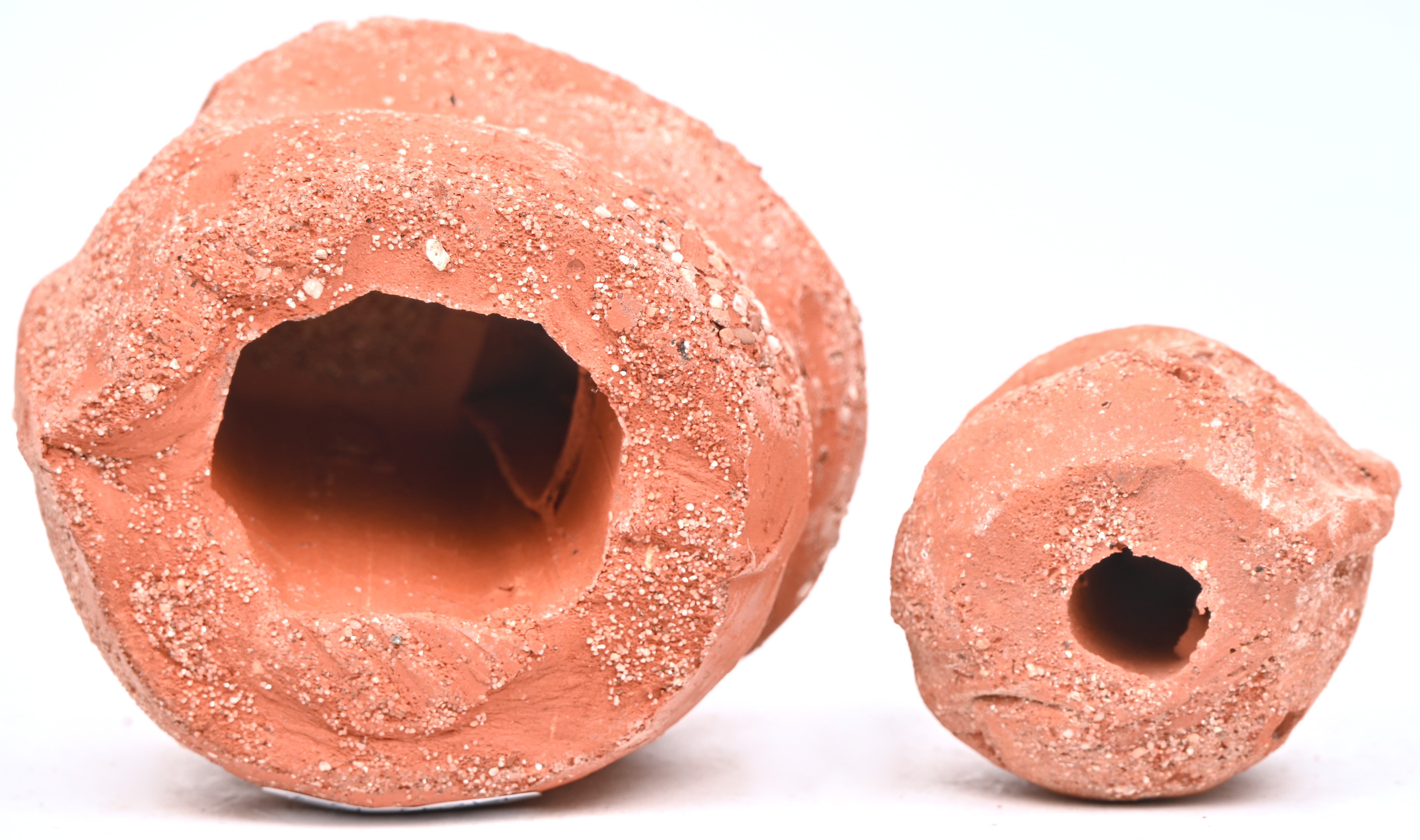 Twee terracotta beeldjes ter herinnering van WO 1 door Koen Van Mechelen Twee terracotta beeldjes ter herinnering van WO 1 door Koen Van Mechelen.