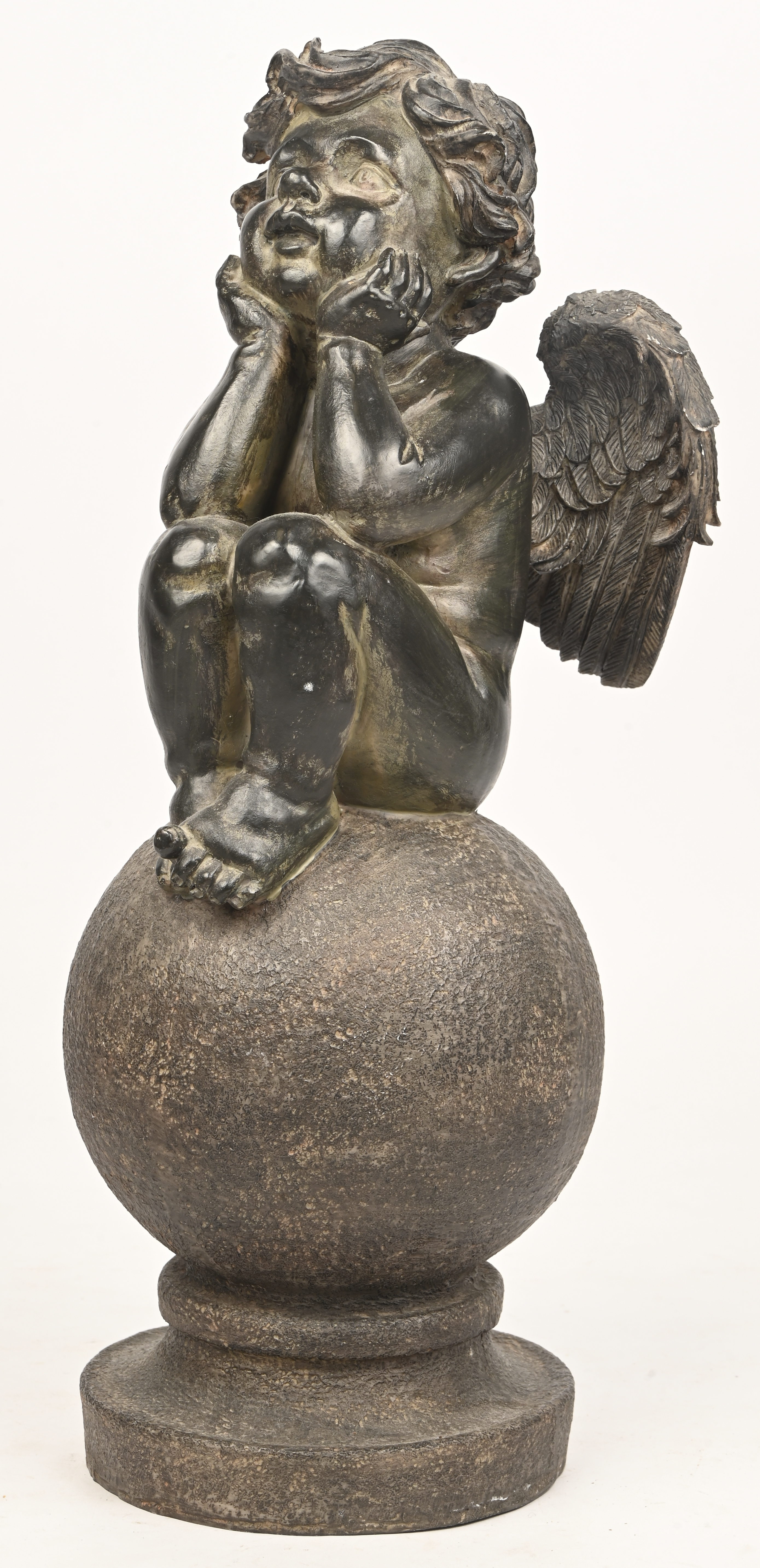 Een kunststoffen engeltje gezeten op een bal Een kunststoffen engeltje gezeten op een bal.