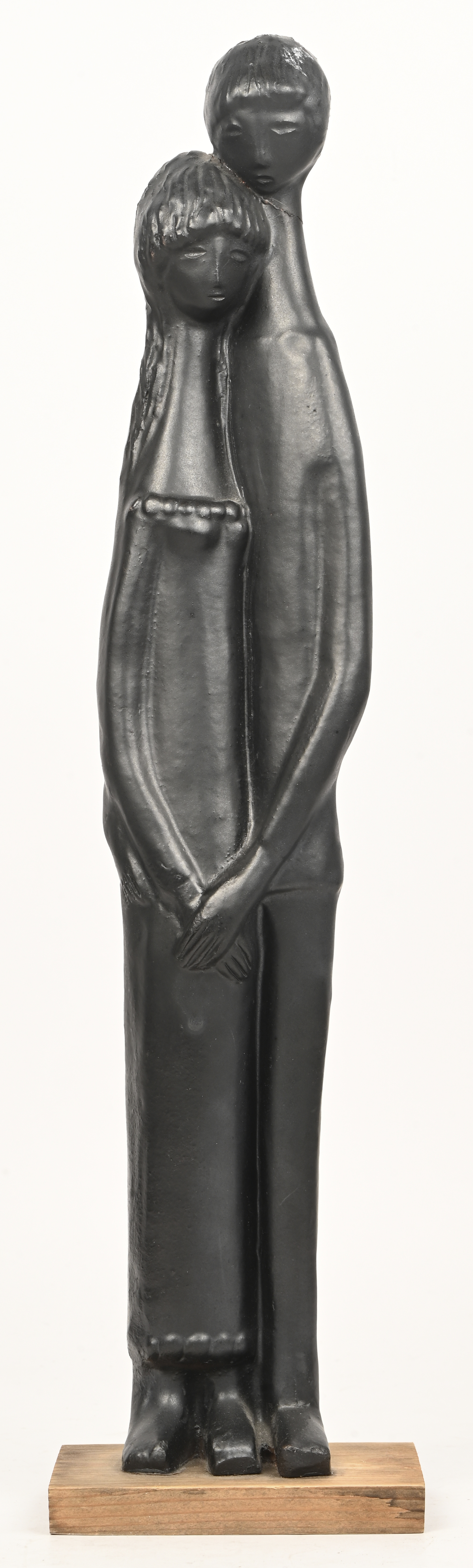 “Koppel”, een grijs geglazuurd aardewerken beeld, toegeschreven aan Elie Van Damme. Hoofd gelijmd “Koppel”, een grijs geglazuurd aardewerken beeld, toegeschreven aan Elie Van Damme. Hoofd gelijmd.