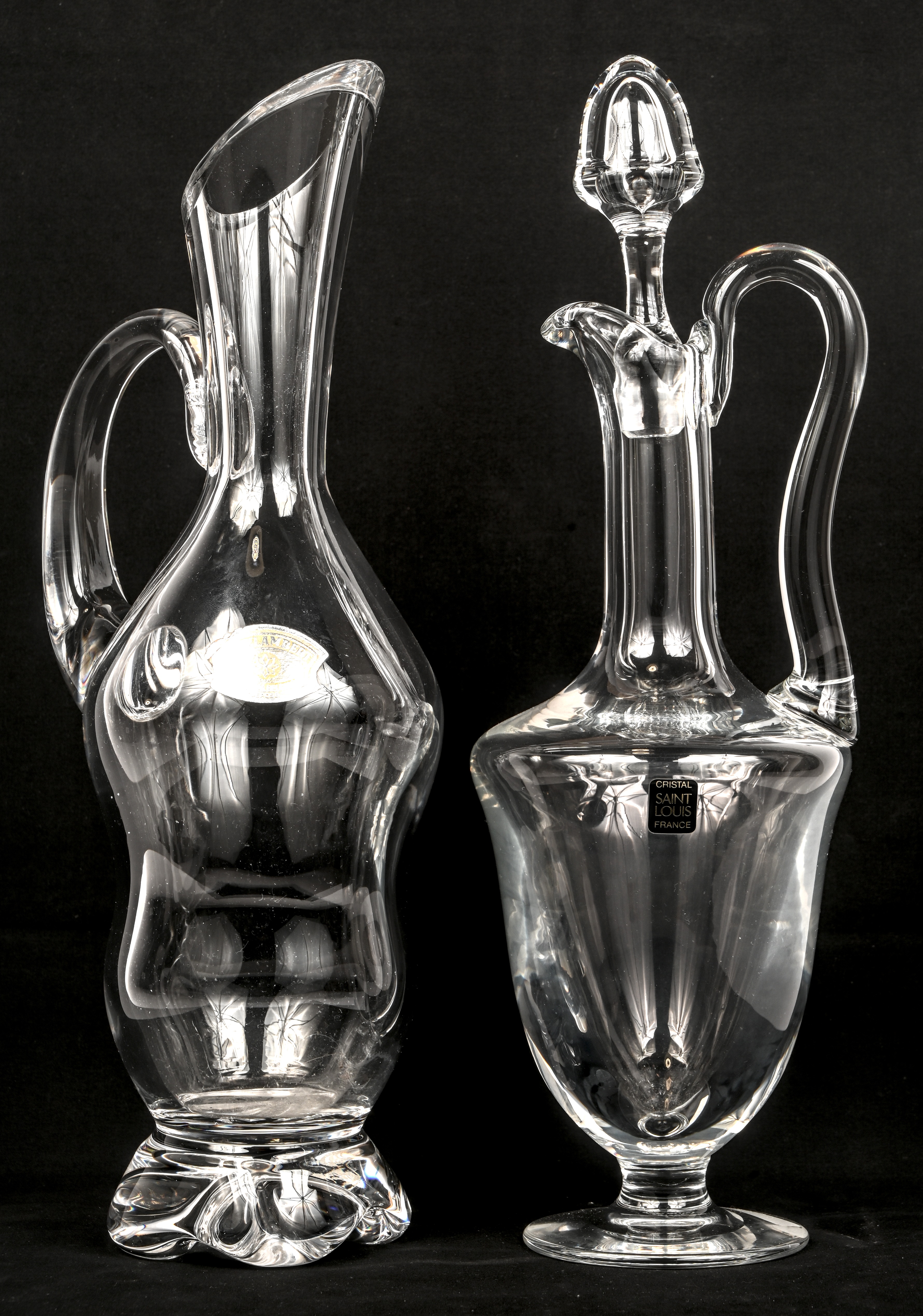 Twee karaffen van kleurloos kristal. Val Saint Lambert en Cristal Saint Louis Twee karaffen van kleurloos kristal. Val Saint Lambert en Cristal Saint Louis.