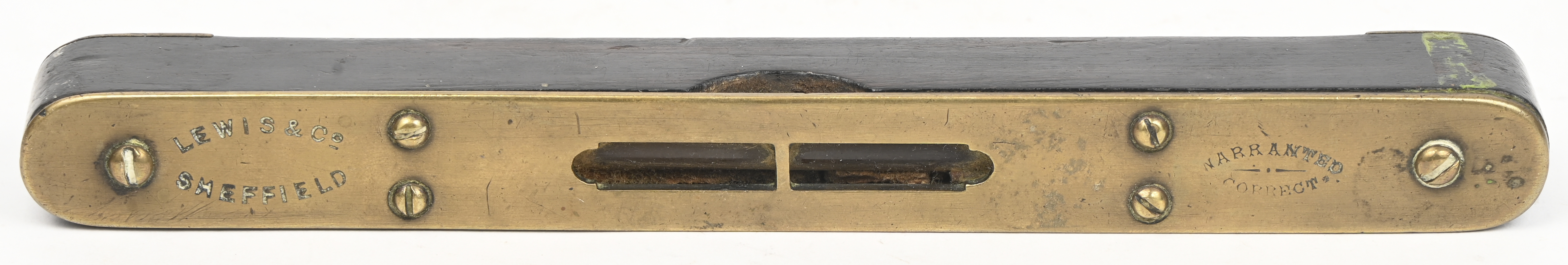 Een antieke waterpas, koper en hout, Lewis & Co, Sheffield Een antieke waterpas, koper en hout, Lewis & Co, Sheffield.