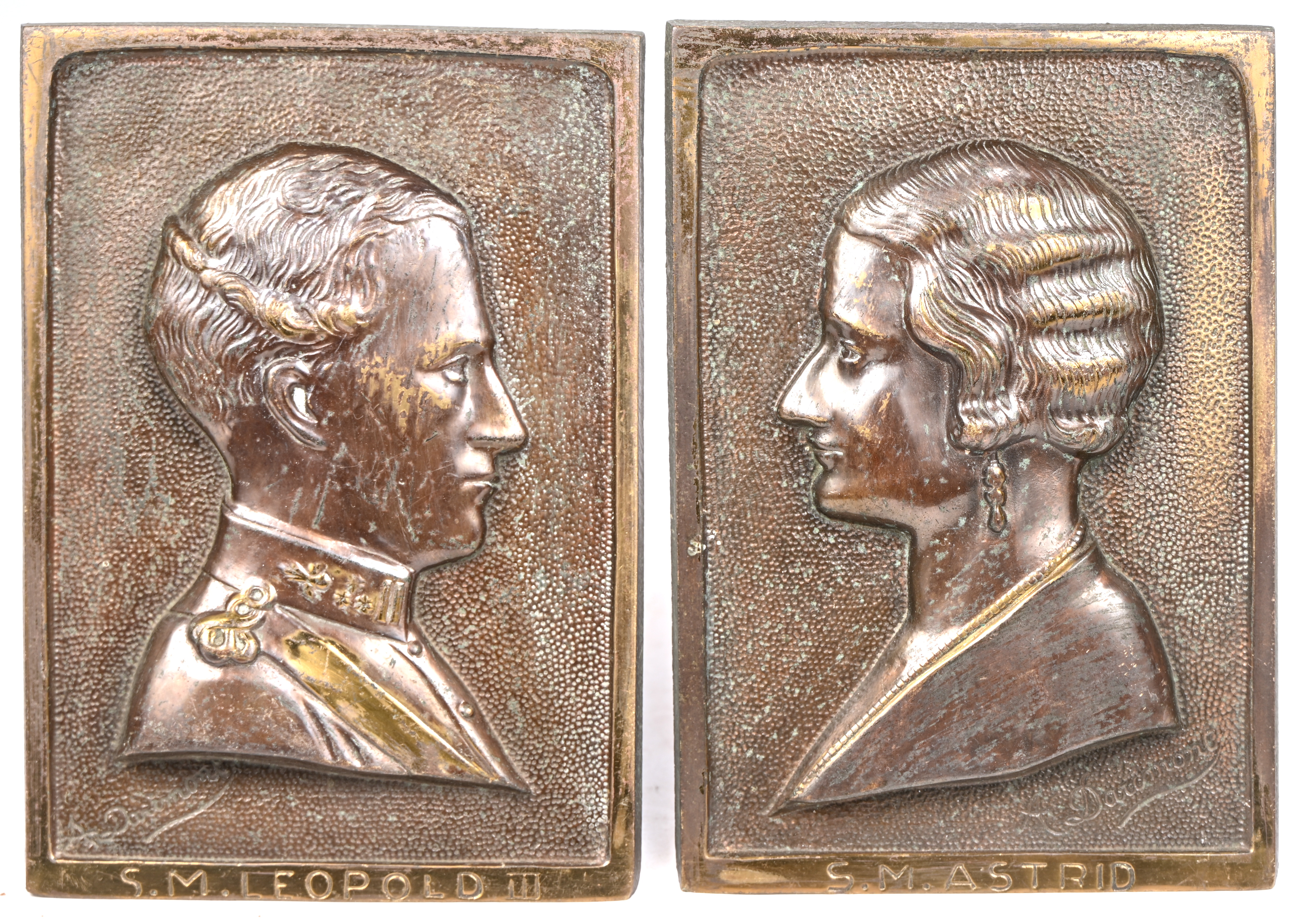 Astrid en Leopold III. Twee bronzen plaquetten. Gesigneerd en genummerd Astrid en Leopold III. Twee bronzen plaquetten. Gesigneerd en genummerd.
