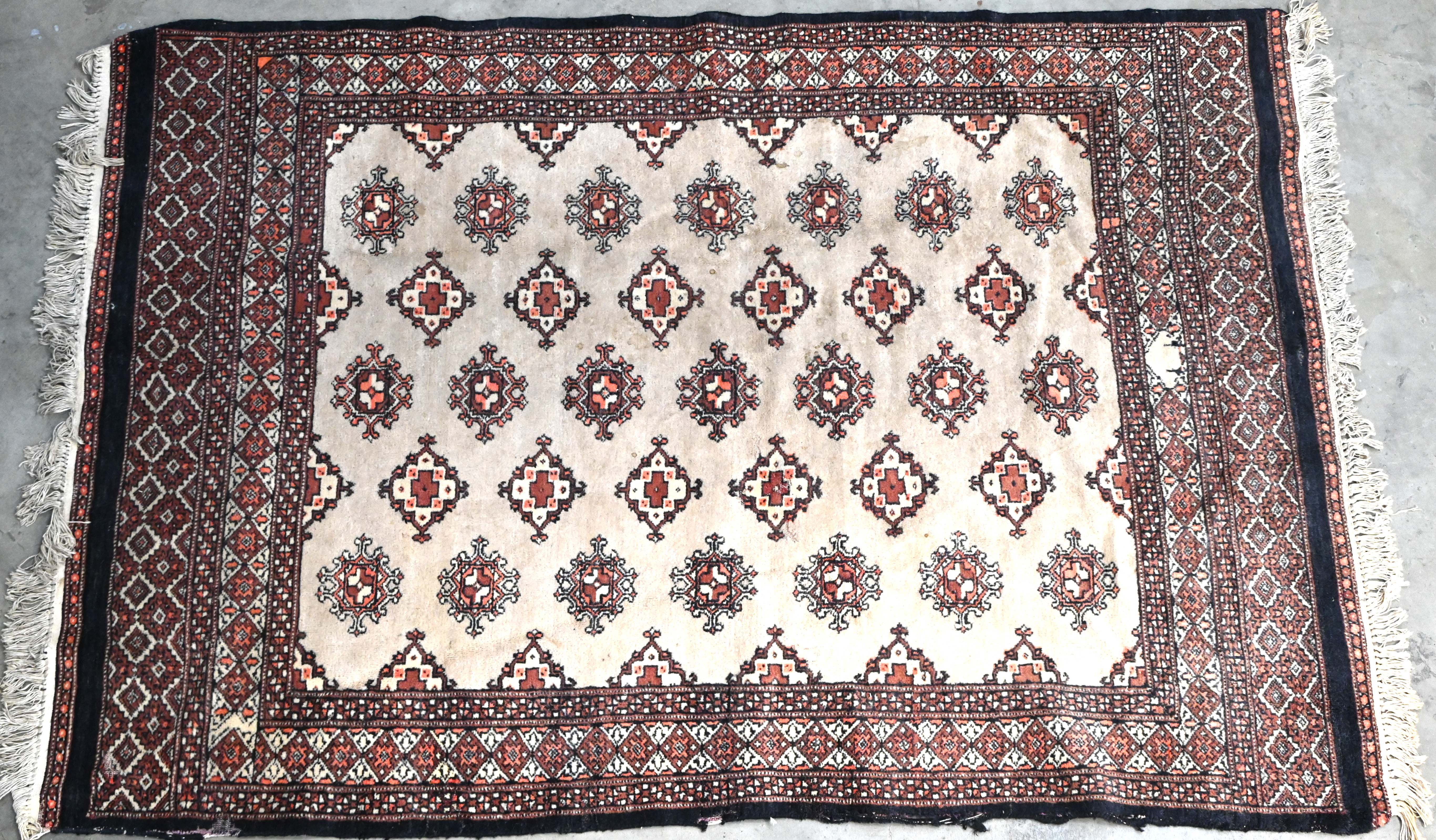 Een handgeknoopt Oosters tapijt. Beetje slijtage aan de rand Een handgeknoopt Oosters tapijt. Beetje slijtage aan de rand.