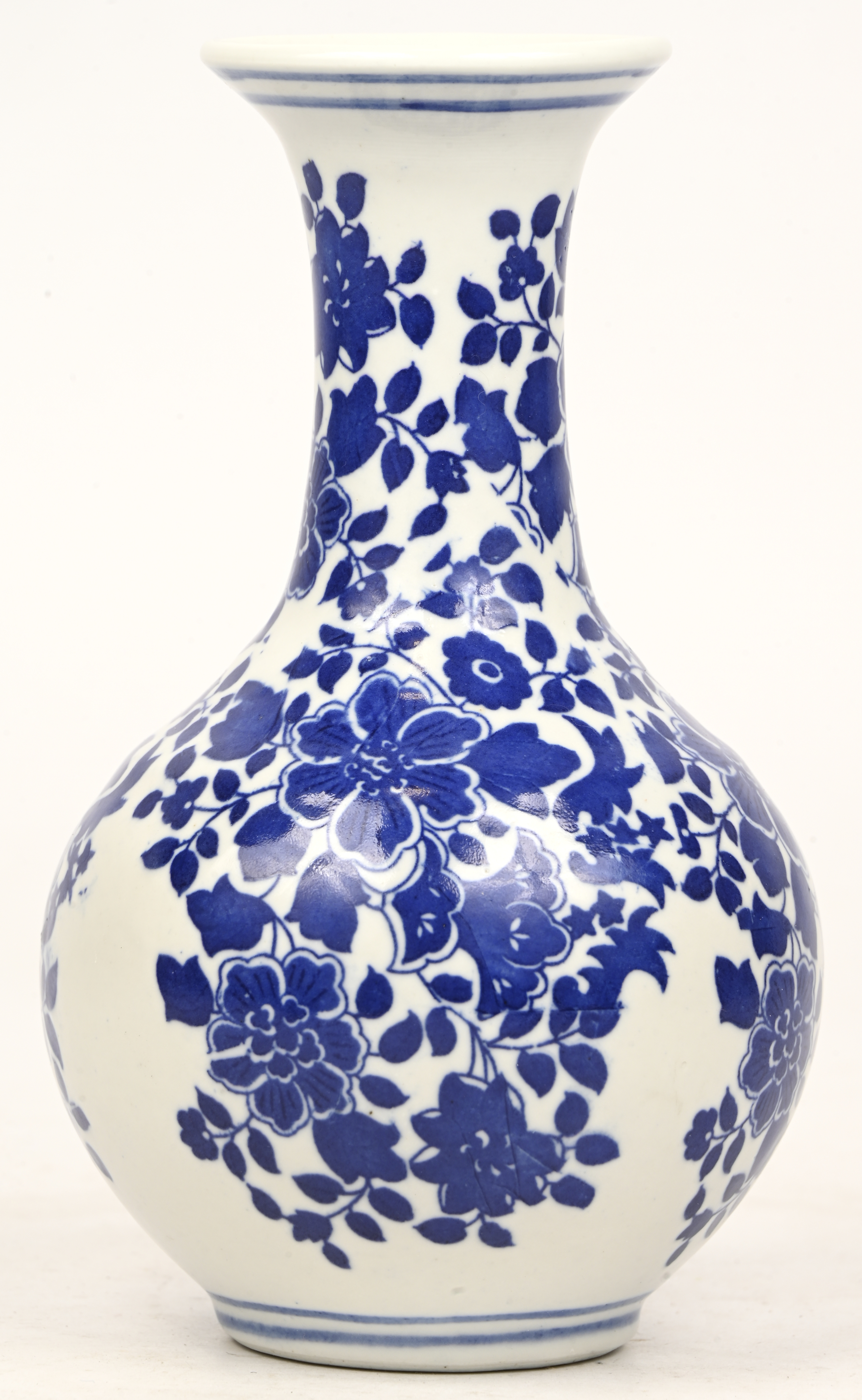 Een Chinees porseleinen vaasje met blauw-wit floraal decor Een Chinees porseleinen vaasje met blauw-wit floraal decor.