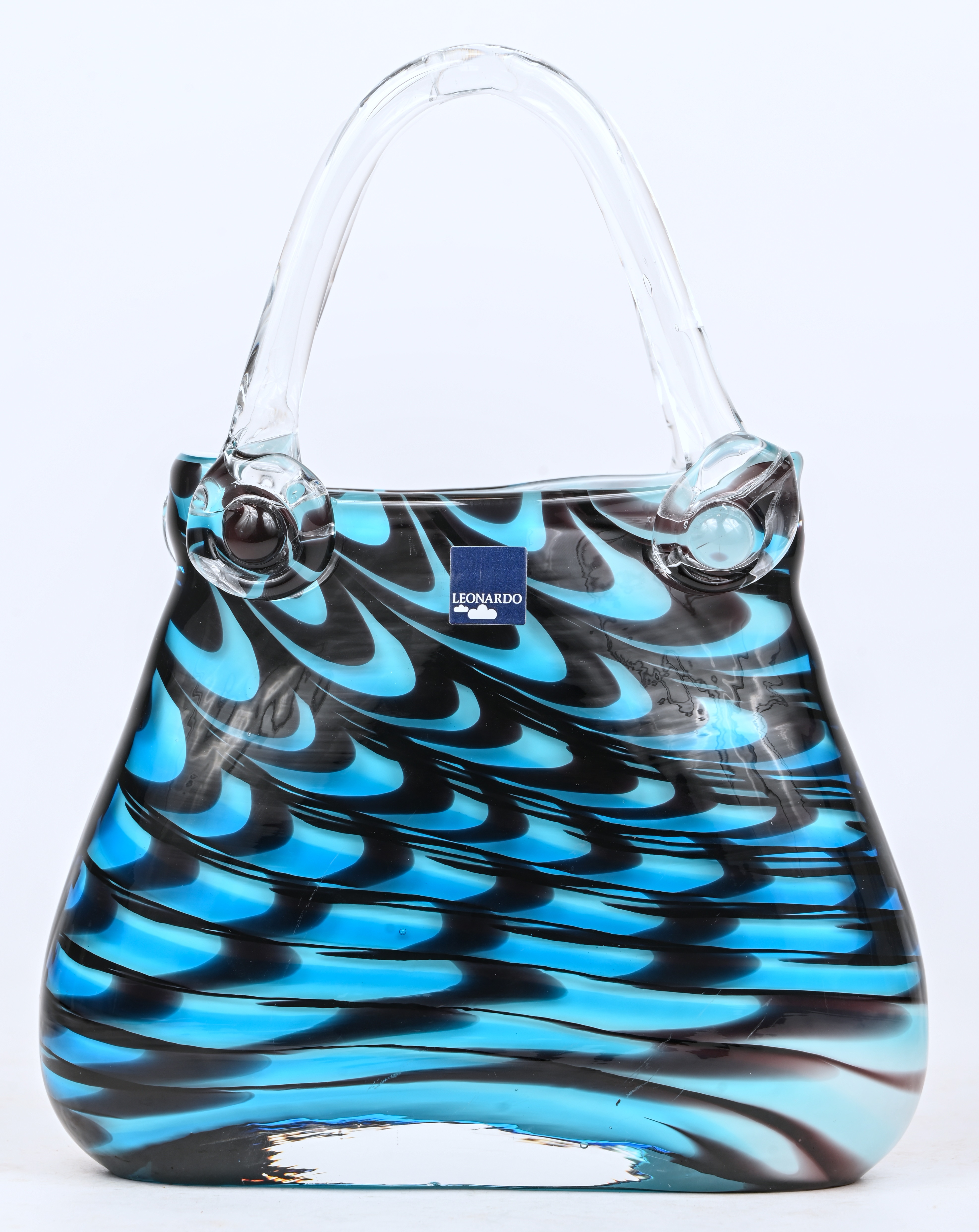 Een decoratieve handtas van Murano glas. Met barst in één van de handvatten Een decoratieve handtas van Murano glas. Met barst in één van de handvatten.