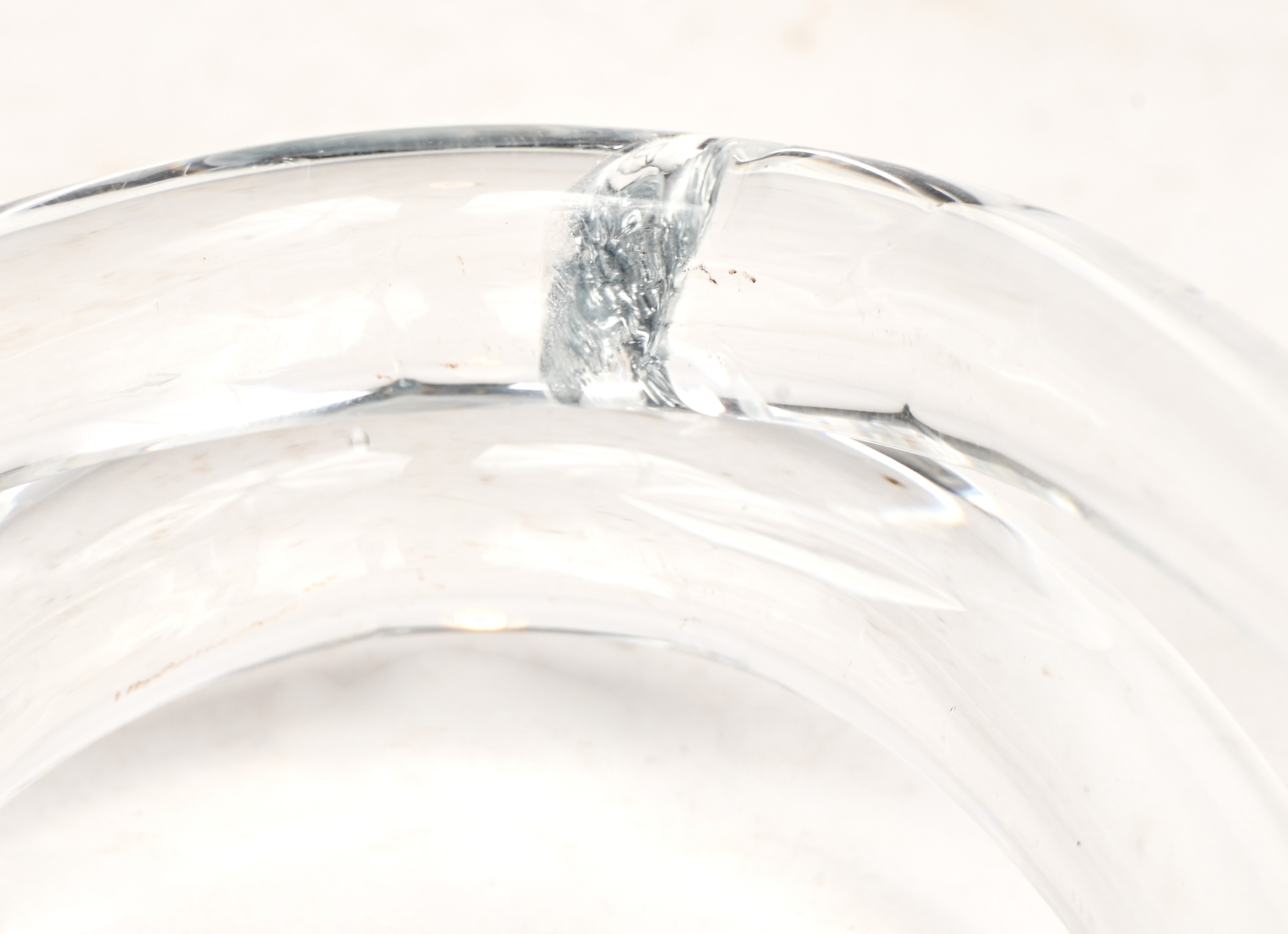 Een decoratieve handtas van Murano glas. Met barst in één van de handvatten Een decoratieve handtas van Murano glas. Met barst in één van de handvatten.