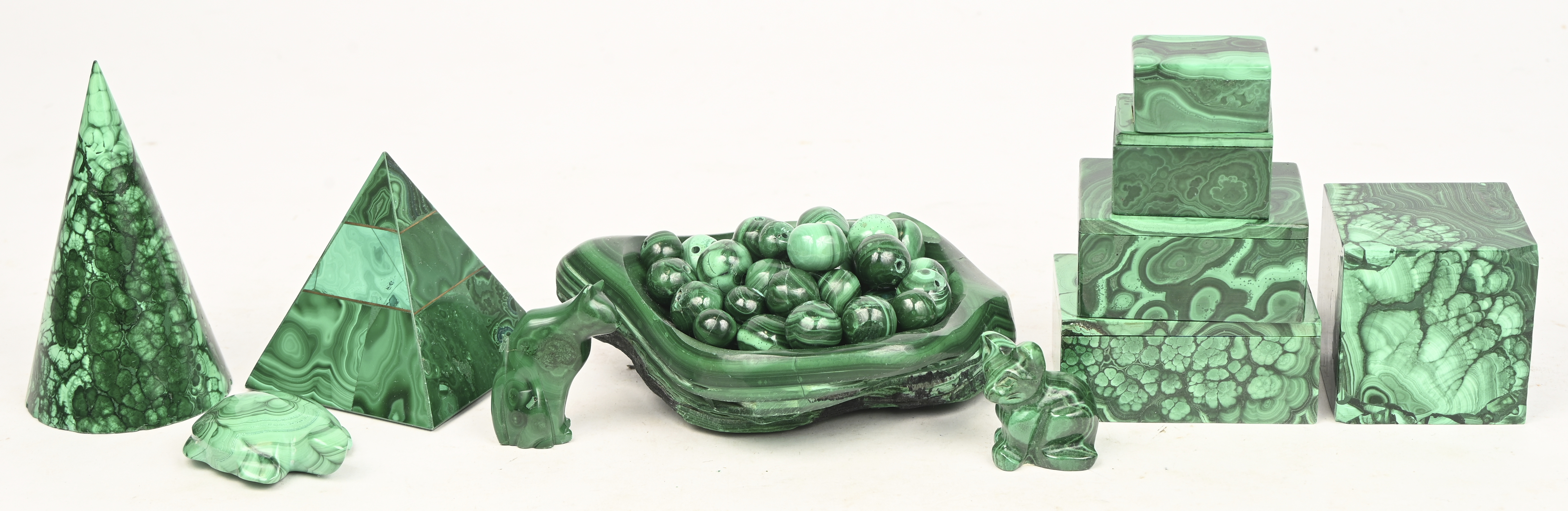 Een groot lot voorwerpen van malachiet. Vier doosjes, drie diertjes, drie geometrische vormen en een schaaltje met parels. De kubus en het schaaltje hebben schade Een groot lot voorwerpen van malachiet. Vier doosjes, drie diertjes, drie geometrische vormen en een schaaltje met parels. De kubus en het schaaltje hebben schade.