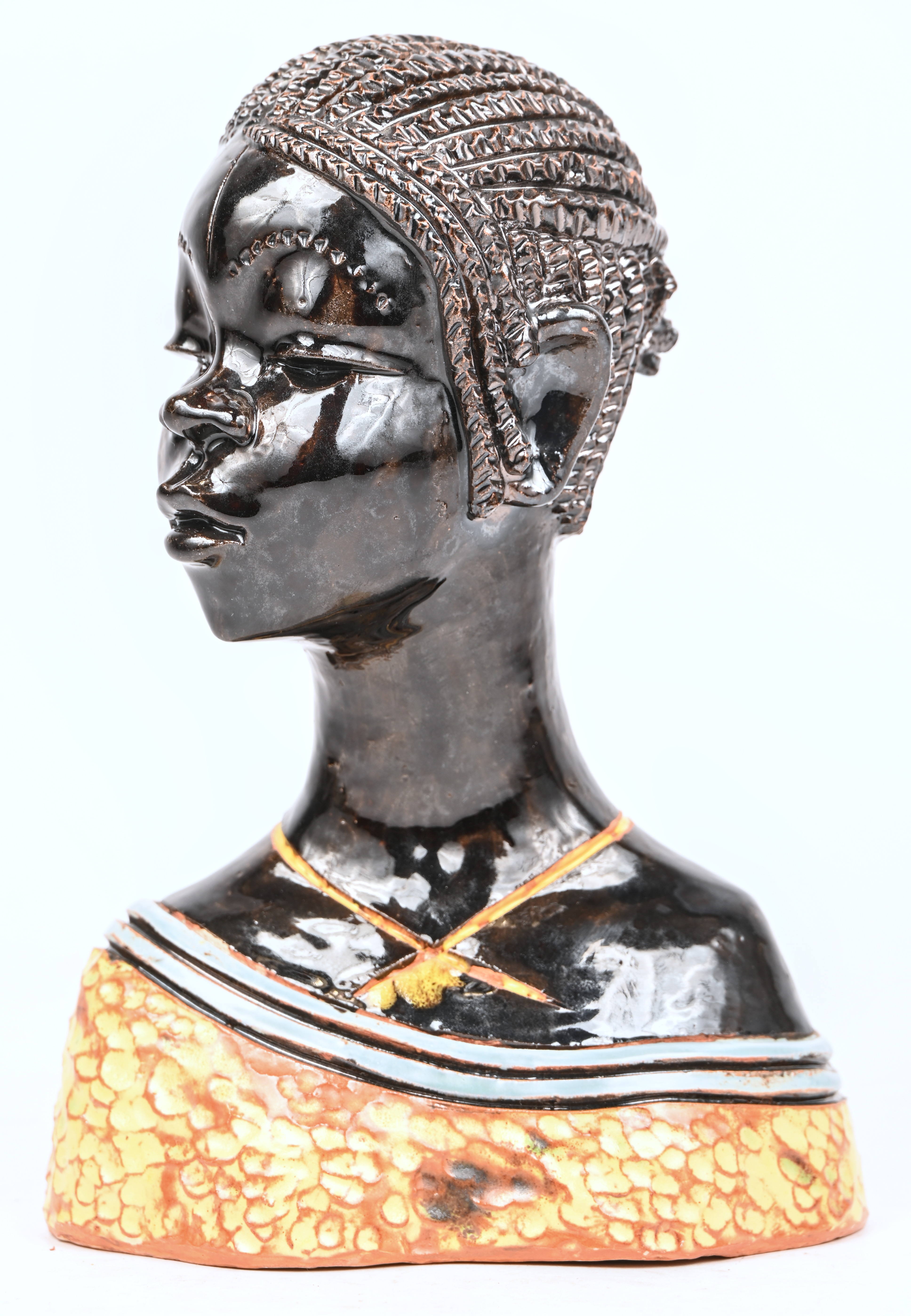 Een geglazuurde aardewerken buste van een jonge Afrikaanse vrouw. Getekend; Ndala, Kin. ‘98 Een geglazuurde aardewerken buste van een jonge Afrikaanse vrouw. Getekend; Ndala, Kin. ‘98.