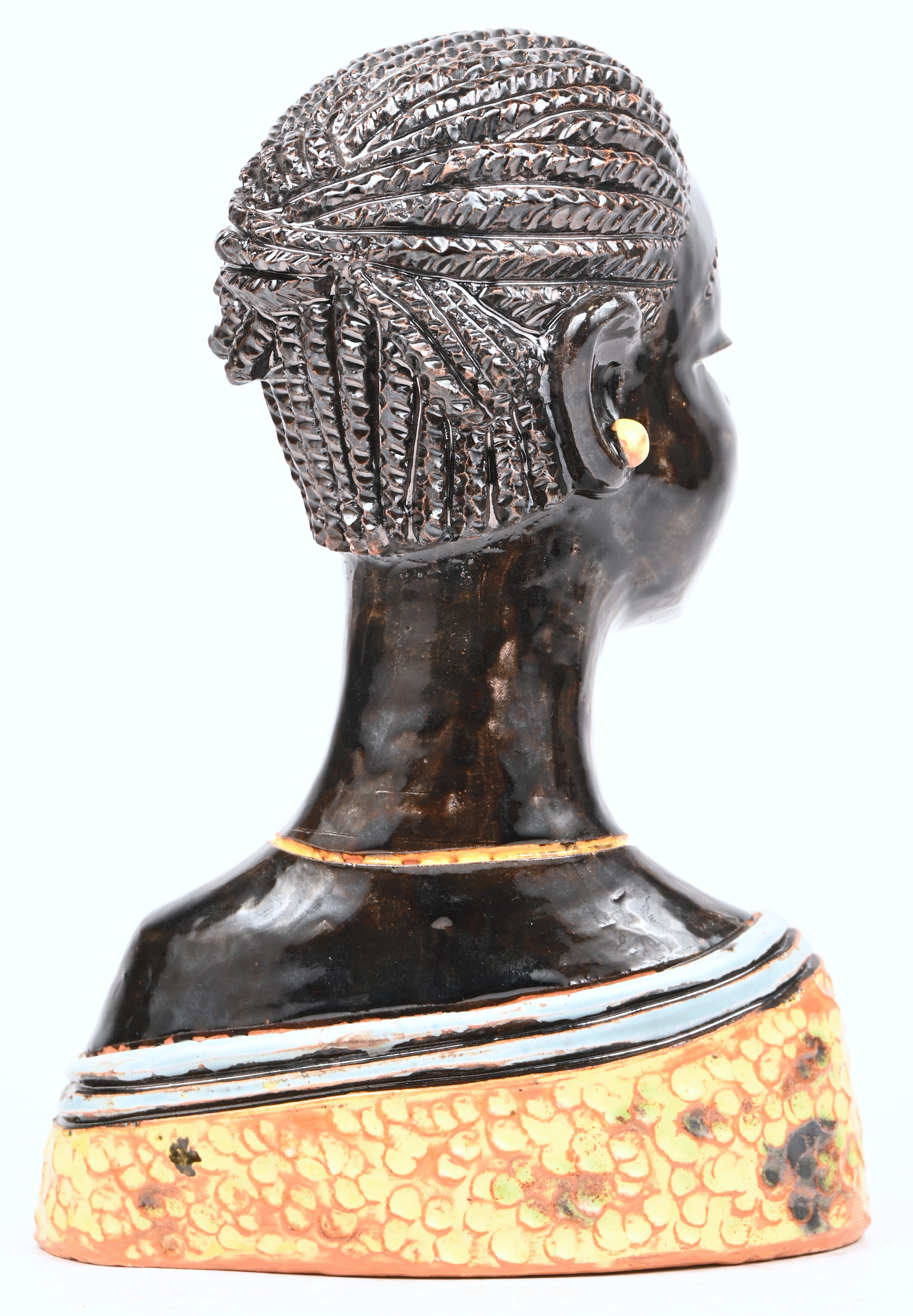 Een geglazuurde aardewerken buste van een jonge Afrikaanse vrouw. Getekend; Ndala, Kin. ‘98 Een geglazuurde aardewerken buste van een jonge Afrikaanse vrouw. Getekend; Ndala, Kin. ‘98.