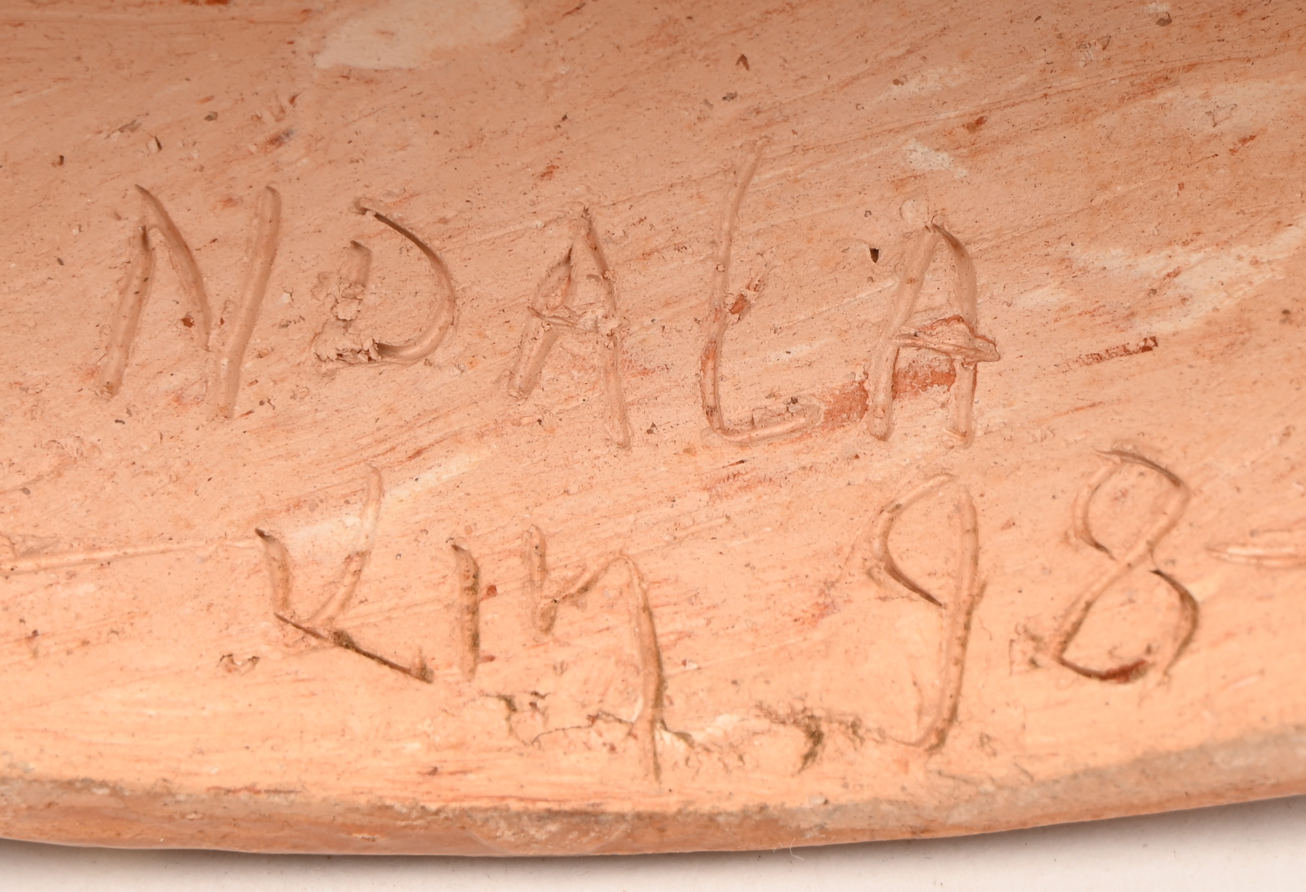 Een geglazuurde aardewerken buste van een jonge Afrikaanse vrouw. Getekend; Ndala, Kin. ‘98 Een geglazuurde aardewerken buste van een jonge Afrikaanse vrouw. Getekend; Ndala, Kin. ‘98.