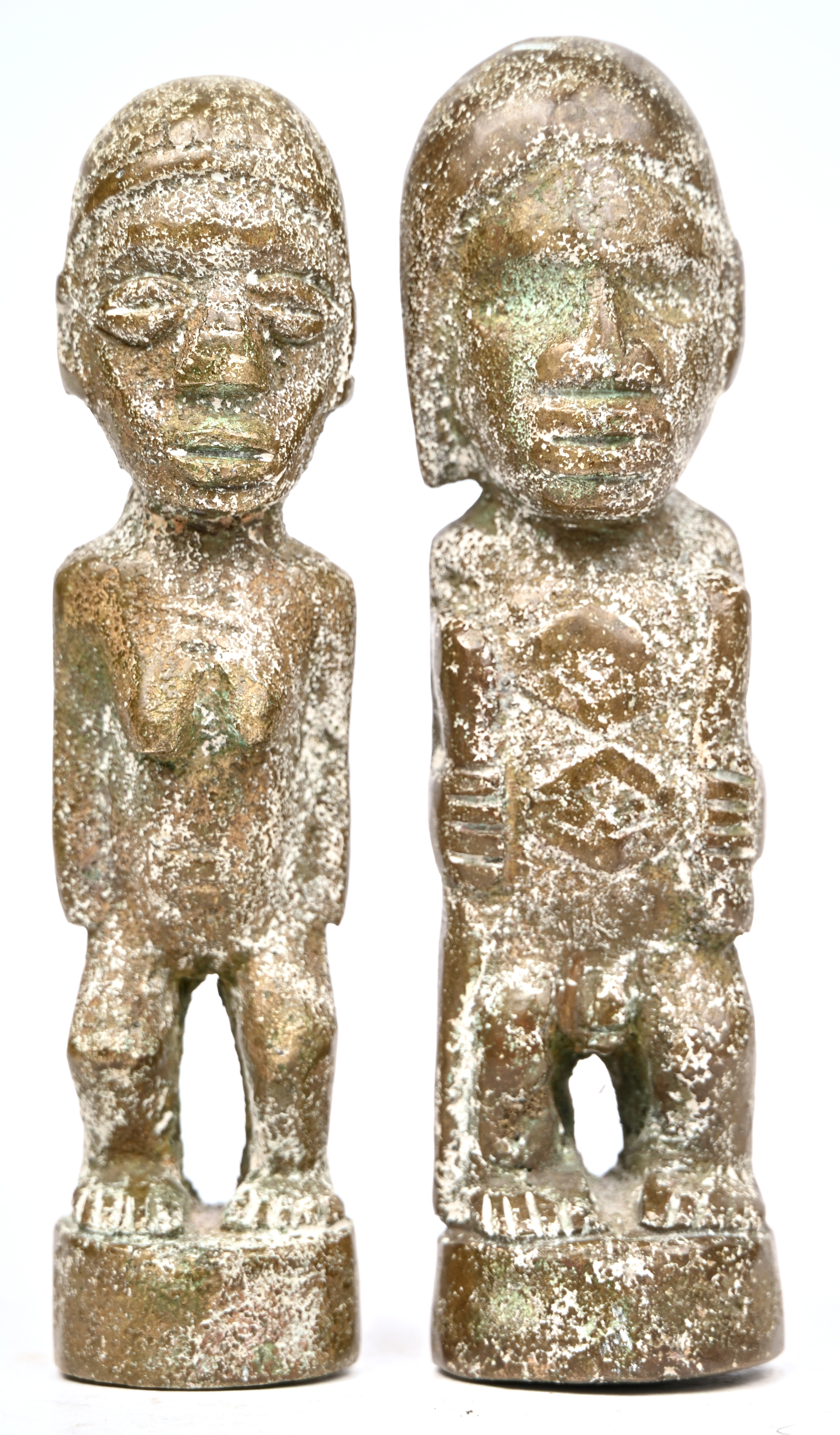 Een paar Afrikaanse fetisj beeldjes, brons Een paar Afrikaanse fetisj beeldjes, brons.