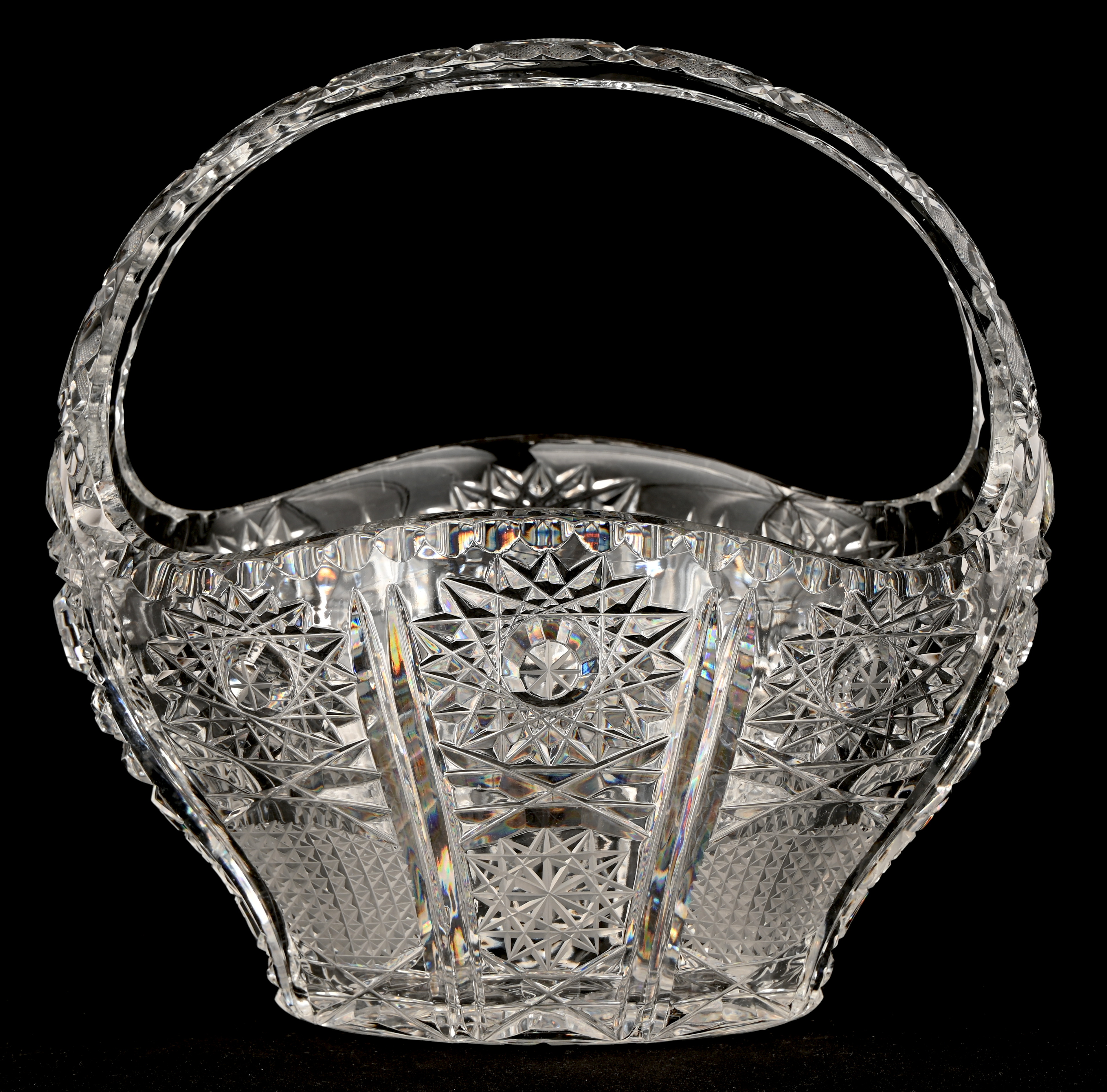 Een mandje van kleurloos geslepen, Boheems kristal Een mandje van kleurloos geslepen, Boheems kristal.