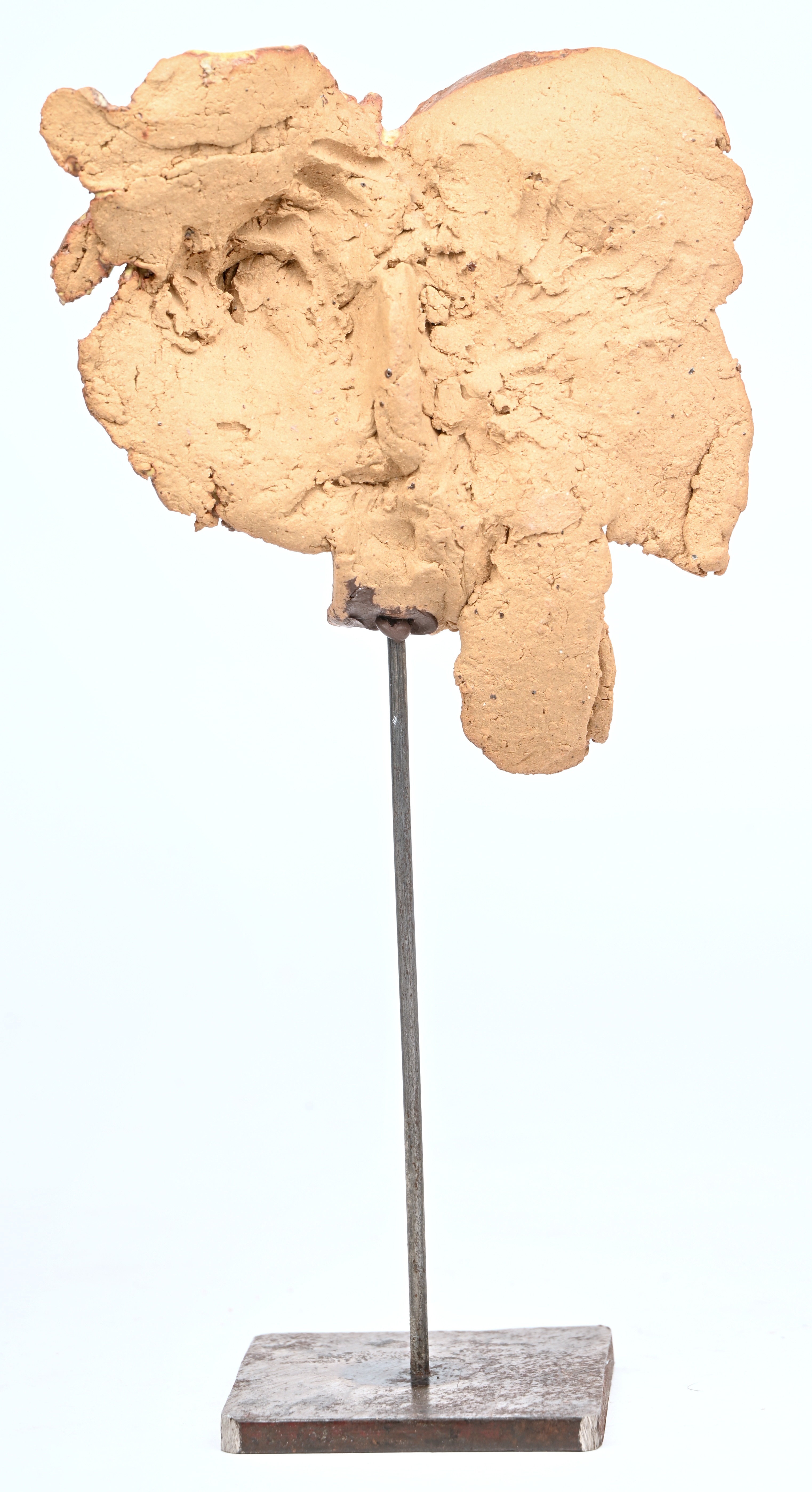 ‘Vrouwenportret met pluimentooi’, een geglazuurd aardewerken beeldje op metalen voet ‘Vrouwenportret met pluimentooi’, een geglazuurd aardewerken beeldje op metalen voet.