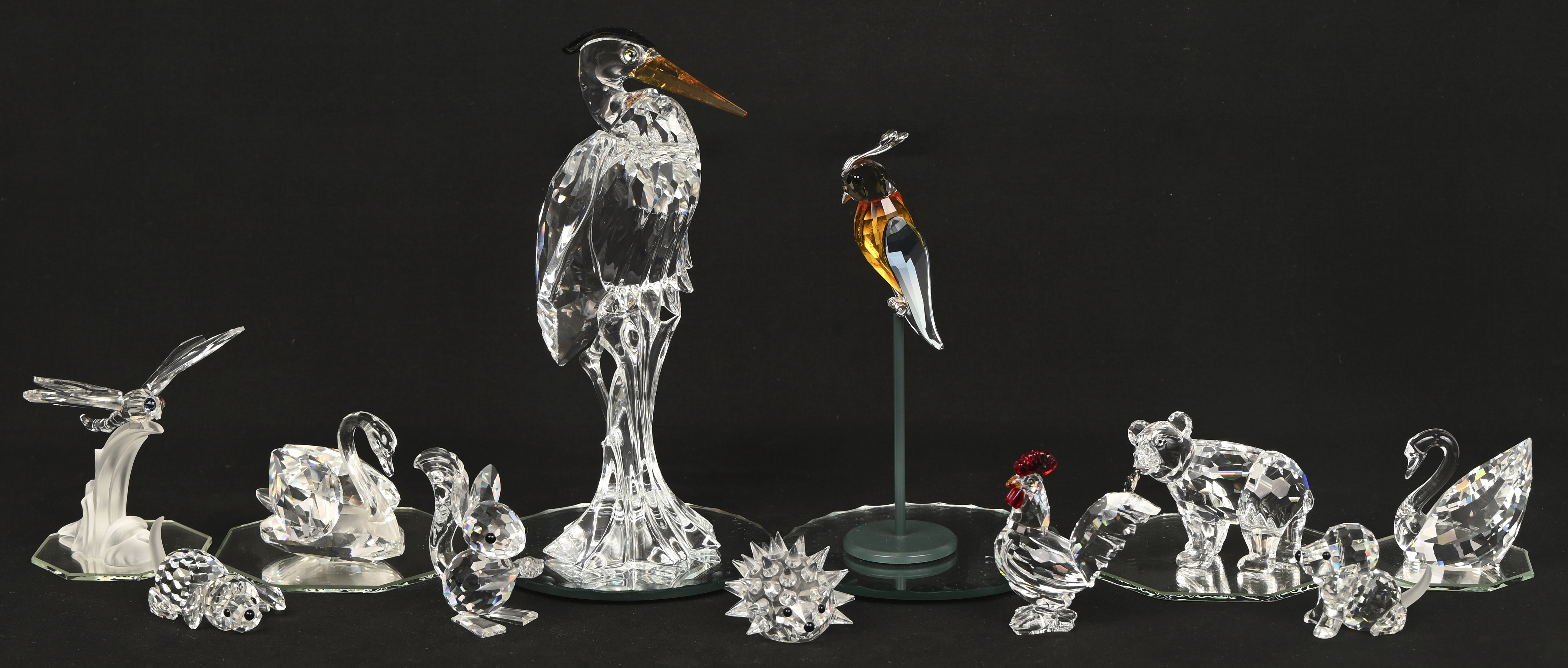Een groot lot van kristallen Swarovski diertjes en insecten. Waaronder; beren, honden, vlinders, zwanen, een egel en een grote reiger met gekleurde delen. Toegevoegd enkele presentatiespiegeltjes en twee stukken met schade Een groot lot van kristallen Swarovski diertjes en insecten. Waaronder; beren, honden, vlinders, zwanen, een egel en een grote reiger met gekleurde delen. Toegevoegd enkele presentatiespiegeltjes en twee stukken met schade.