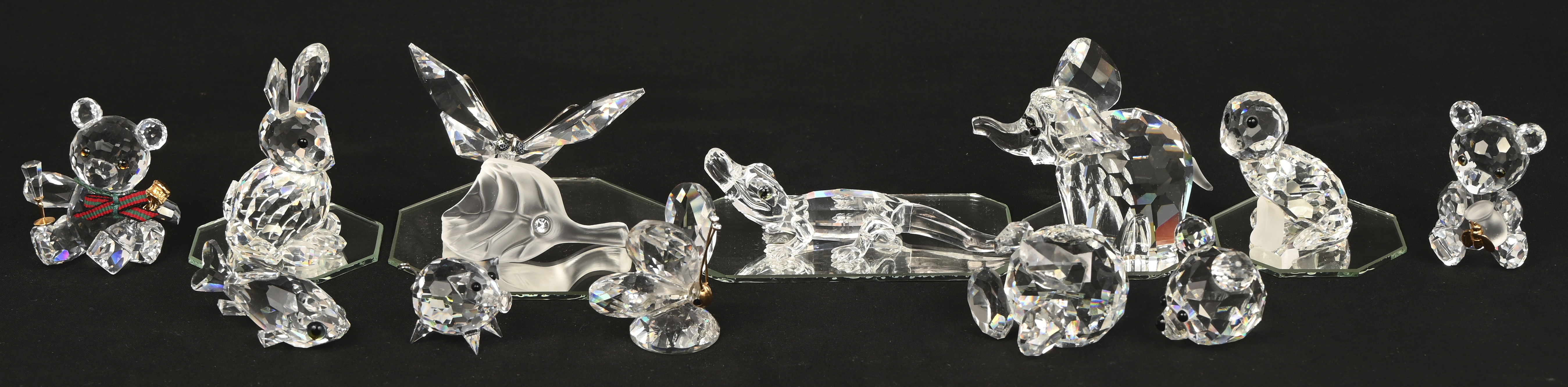 Een groot lot van kristallen Swarovski diertjes en insecten. Waaronder; beren, honden, vlinders, zwanen, een egel en een grote reiger met gekleurde delen. Toegevoegd enkele presentatiespiegeltjes en twee stukken met schade Een groot lot van kristallen Swarovski diertjes en insecten. Waaronder; beren, honden, vlinders, zwanen, een egel en een grote reiger met gekleurde delen. Toegevoegd enkele presentatiespiegeltjes en twee stukken met schade.