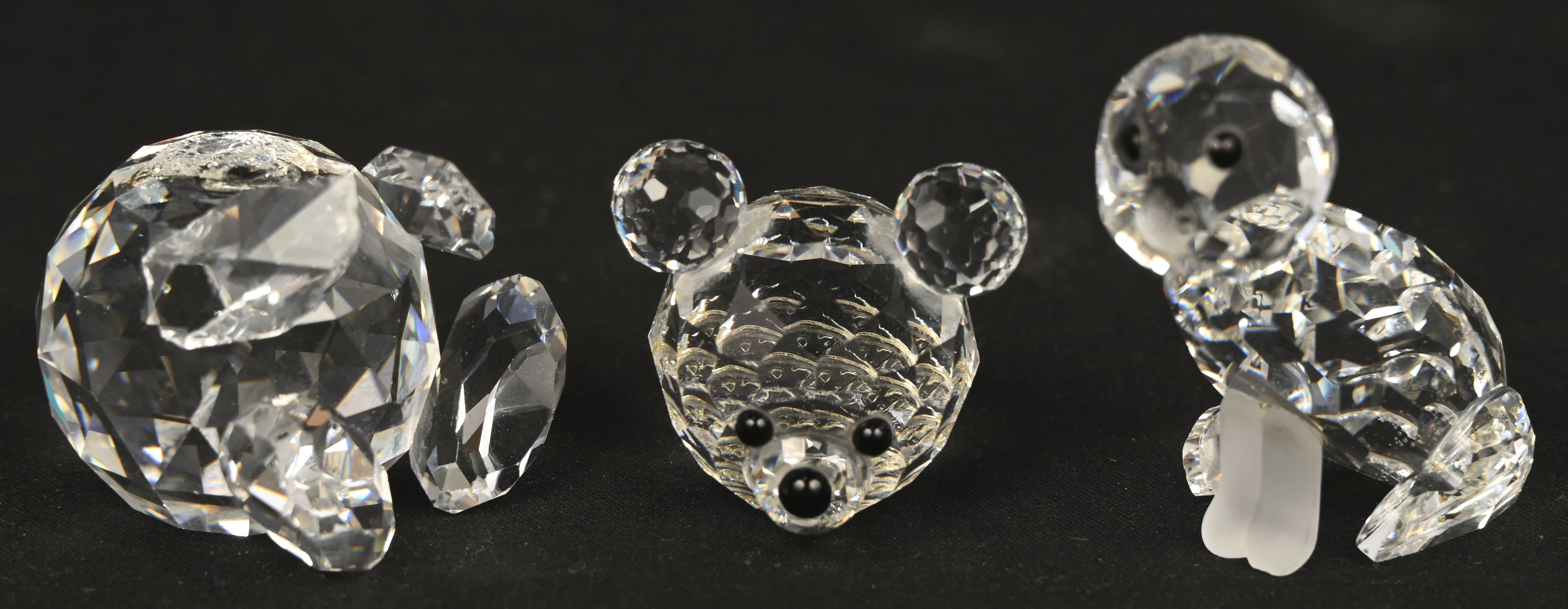 Een groot lot van kristallen Swarovski diertjes en insecten. Waaronder; beren, honden, vlinders, zwanen, een egel en een grote reiger met gekleurde delen. Toegevoegd enkele presentatiespiegeltjes en twee stukken met schade Een groot lot van kristallen Swarovski diertjes en insecten. Waaronder; beren, honden, vlinders, zwanen, een egel en een grote reiger met gekleurde delen. Toegevoegd enkele presentatiespiegeltjes en twee stukken met schade.