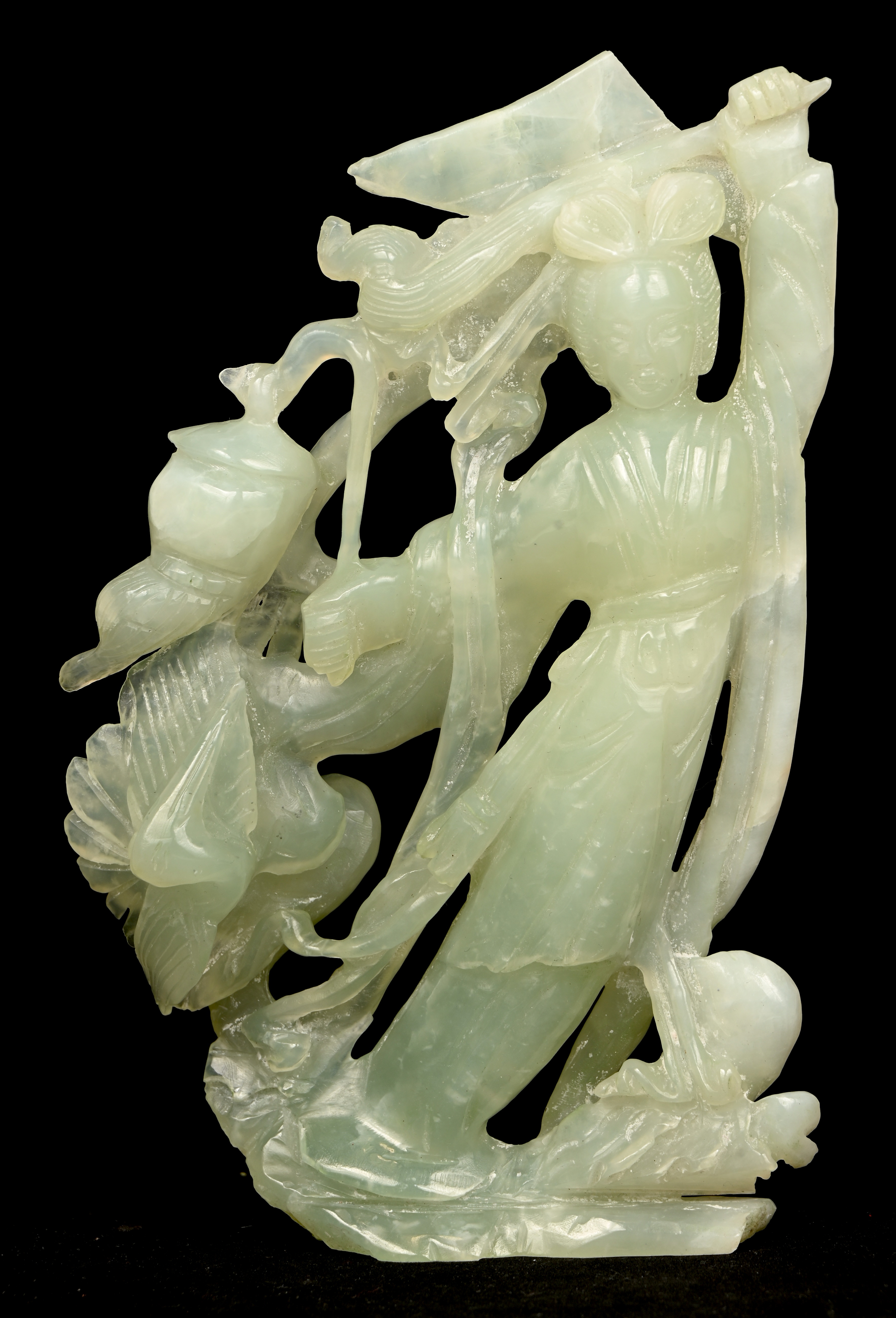 ‘Vrouw met vaandel en lantaarn’, een beeldje van jadeiet. Met schade ‘Vrouw met vaandel en lantaarn’, een beeldje van jadeiet. Met schade.