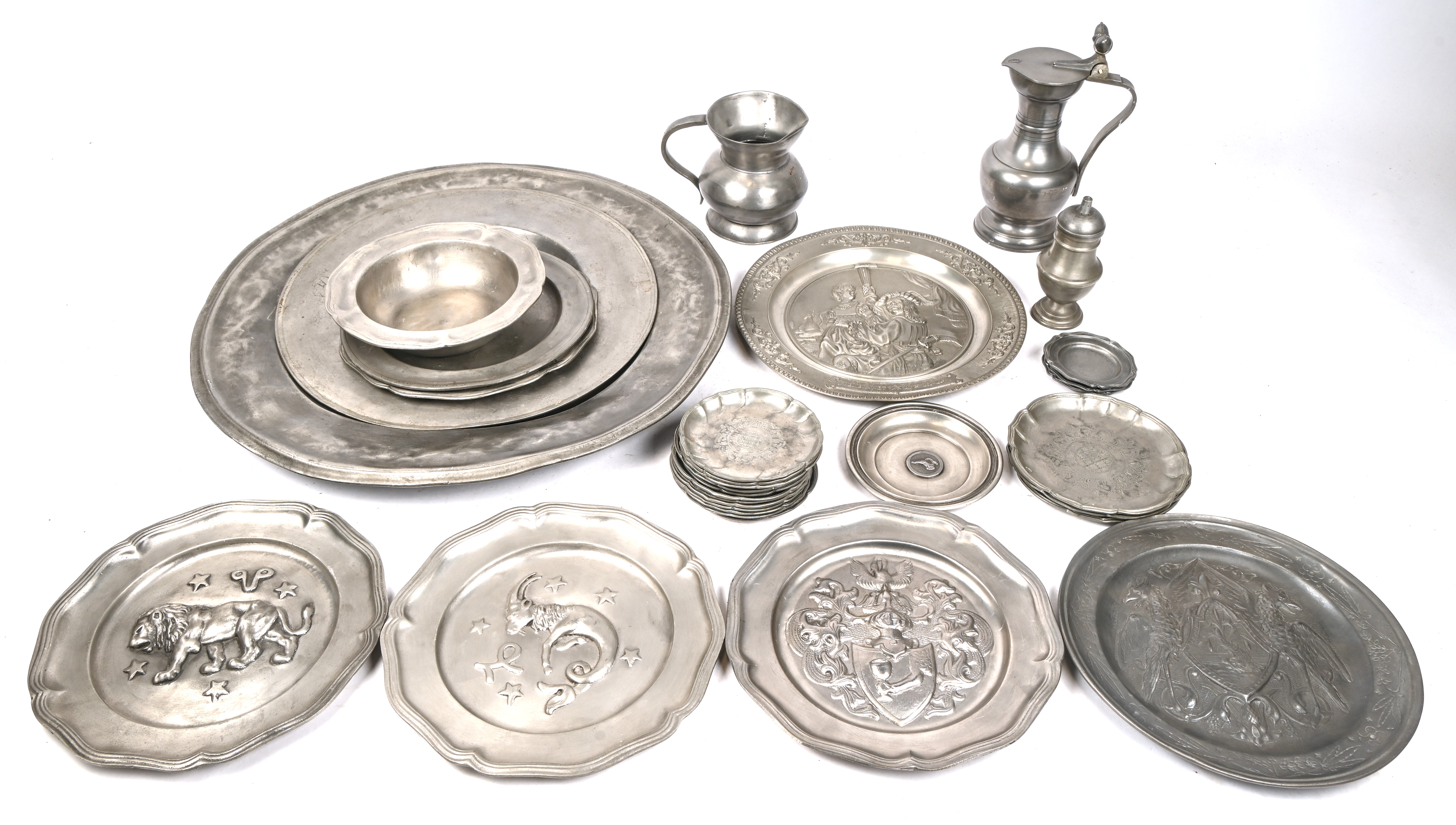 Een groot lot tin, 10,2 kg, bestaande uit 25 schalen/bordjes, 2 kannen en een strooier, toegevoegd 1 sierbord en 3 kleine bordjes met tinkleur Een groot lot tin, 10,2 kg, bestaande uit 25 schalen/bordjes, 2 kannen en een strooier, toegevoegd 1 sierbord en 3 kleine bordjes met tinkleur.