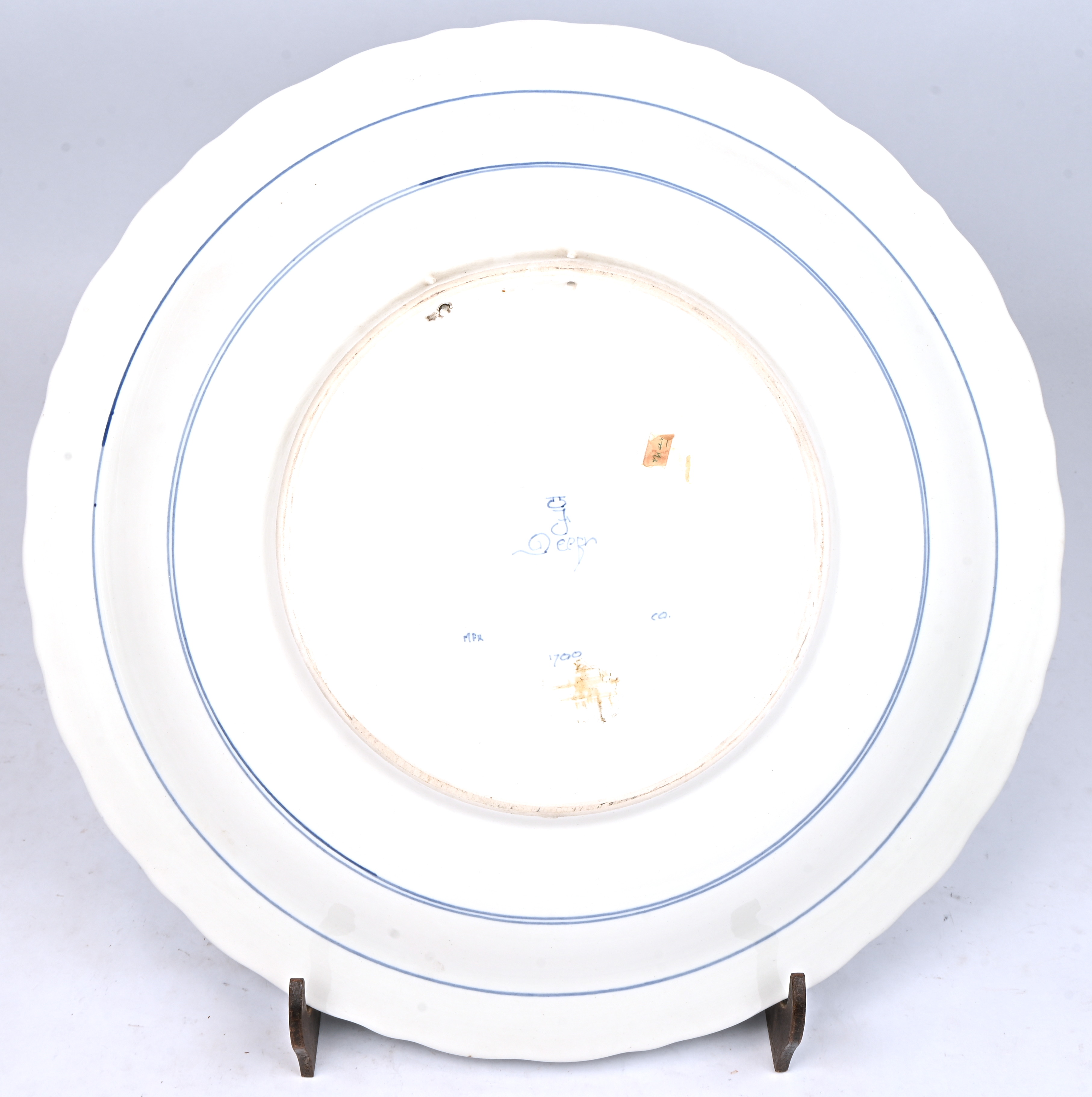 Een grote Delfts aardewerken sierschotel, gemerkt De Porseleyne Fles Een grote Delfts aardewerken sierschotel, gemerkt De Porseleyne Fles.