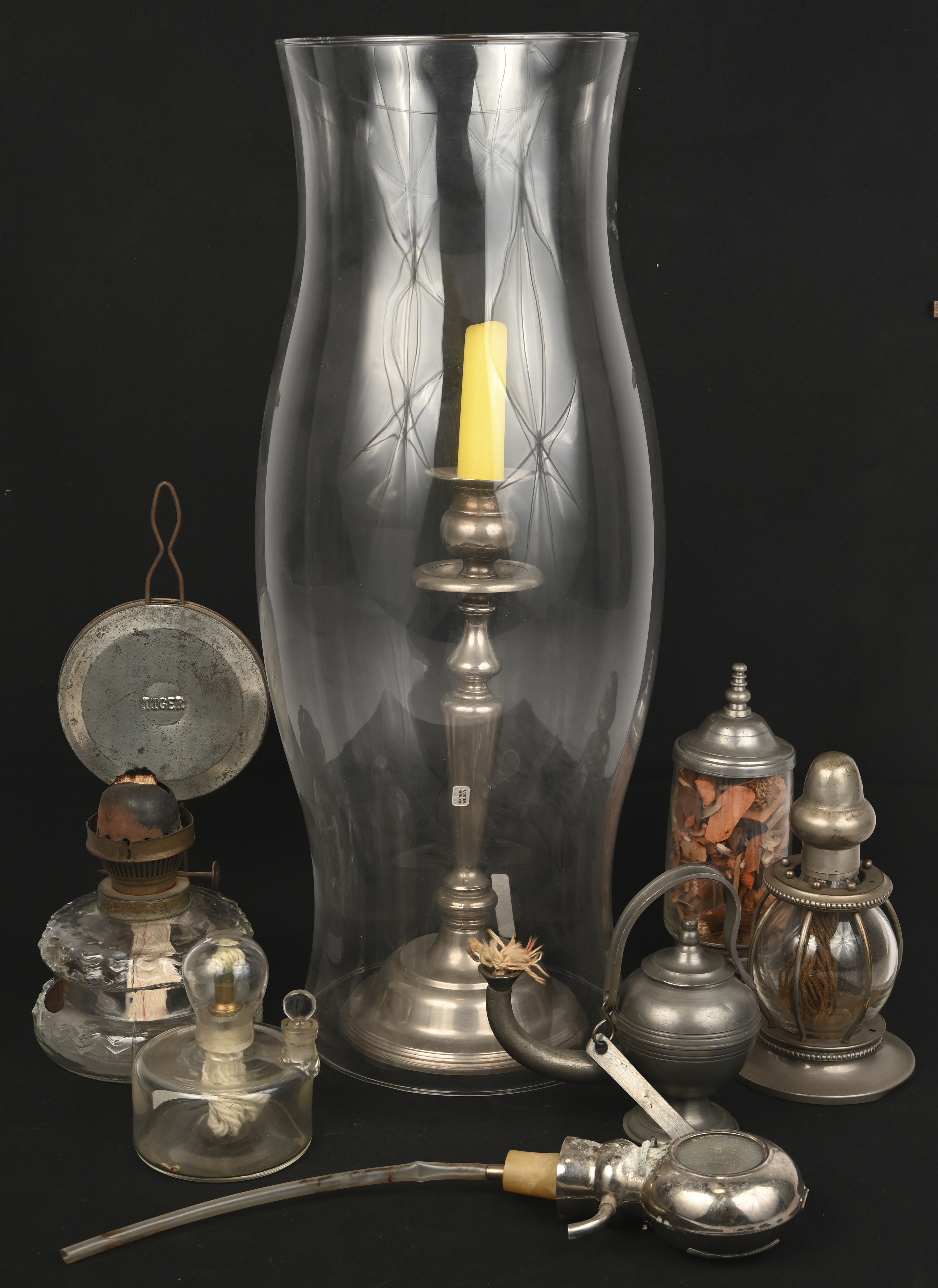 Een lot van 4 oude olielampjes, toegevoegd een verzilverd metalen kandelaar met glazen windlicht, een dekselpotje en een verchroomd metalen pomp Een lot van 4 oude olielampjes, toegevoegd een verzilverd metalen kandelaar met glazen windlicht, een dekselpotje en een verchroomd metalen pomp.