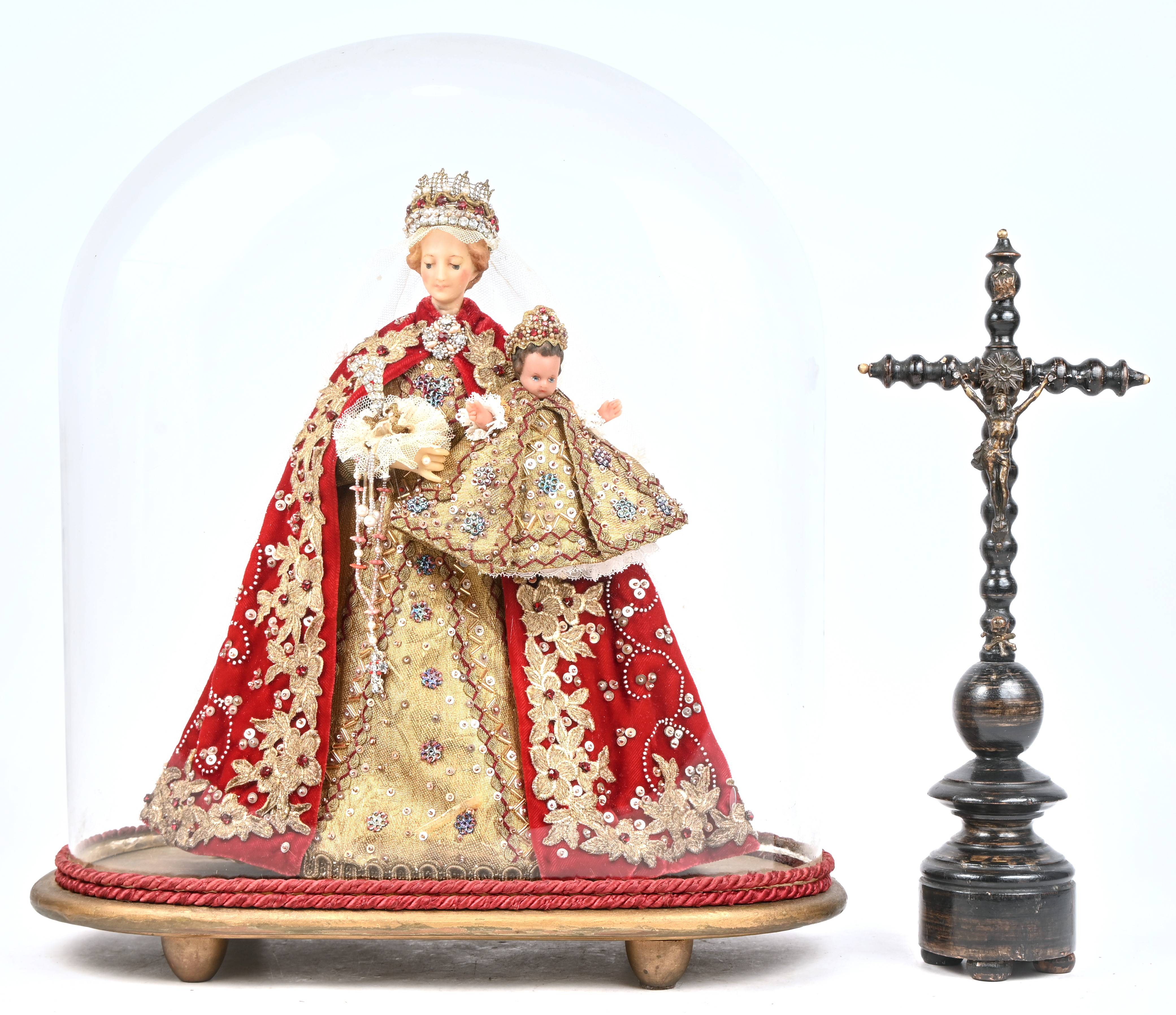 Een wassen Madonna met kind onder glazen stolp. Toegevoegd een houten kruis met metalen Christus Een wassen Madonna met kind onder glazen stolp. Toegevoegd een houten kruis met metalen Christus.