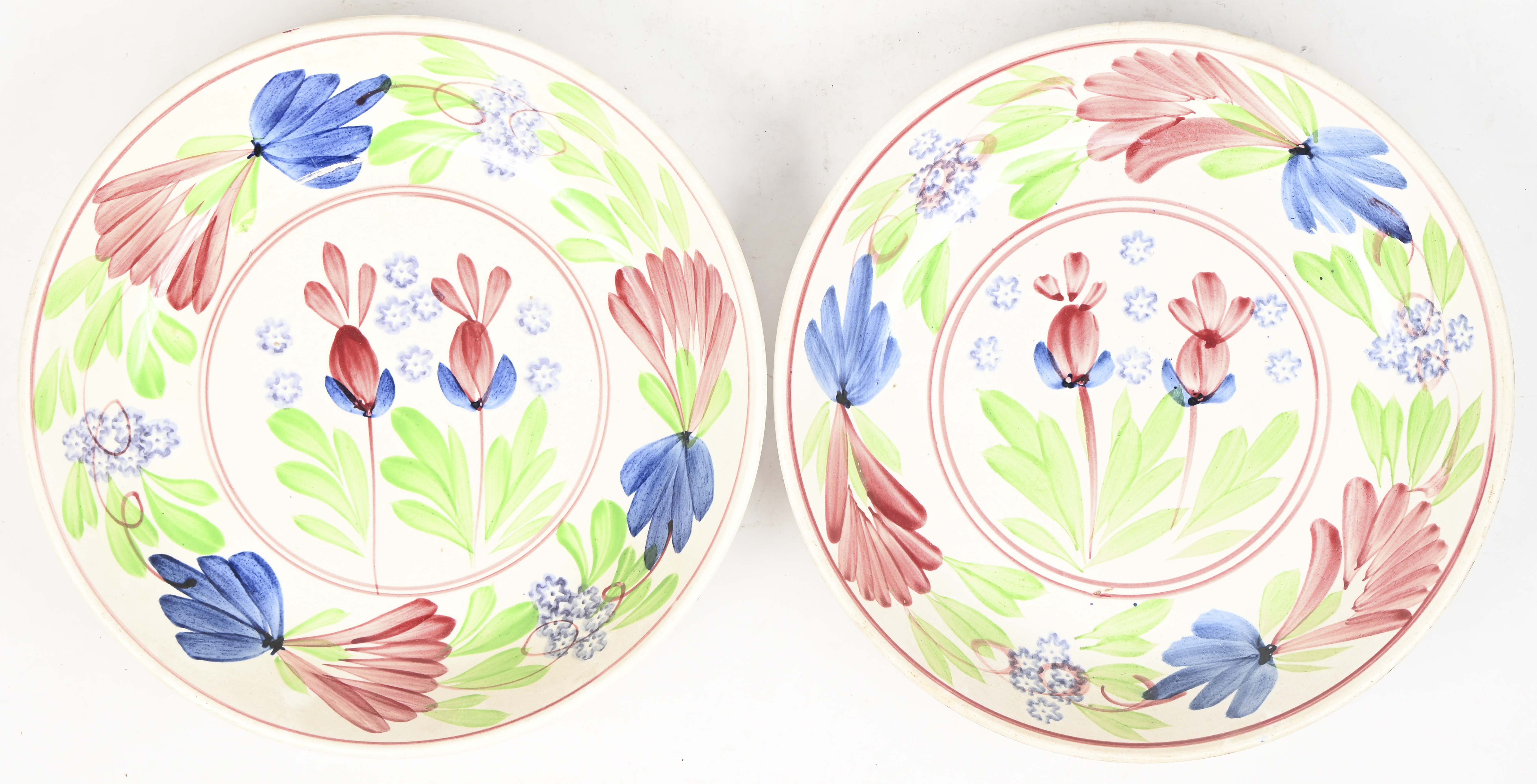 Een set van 2 keramische diepe schalen met floraal motief Een set van 2 keramische diepe schalen met floraal motief.