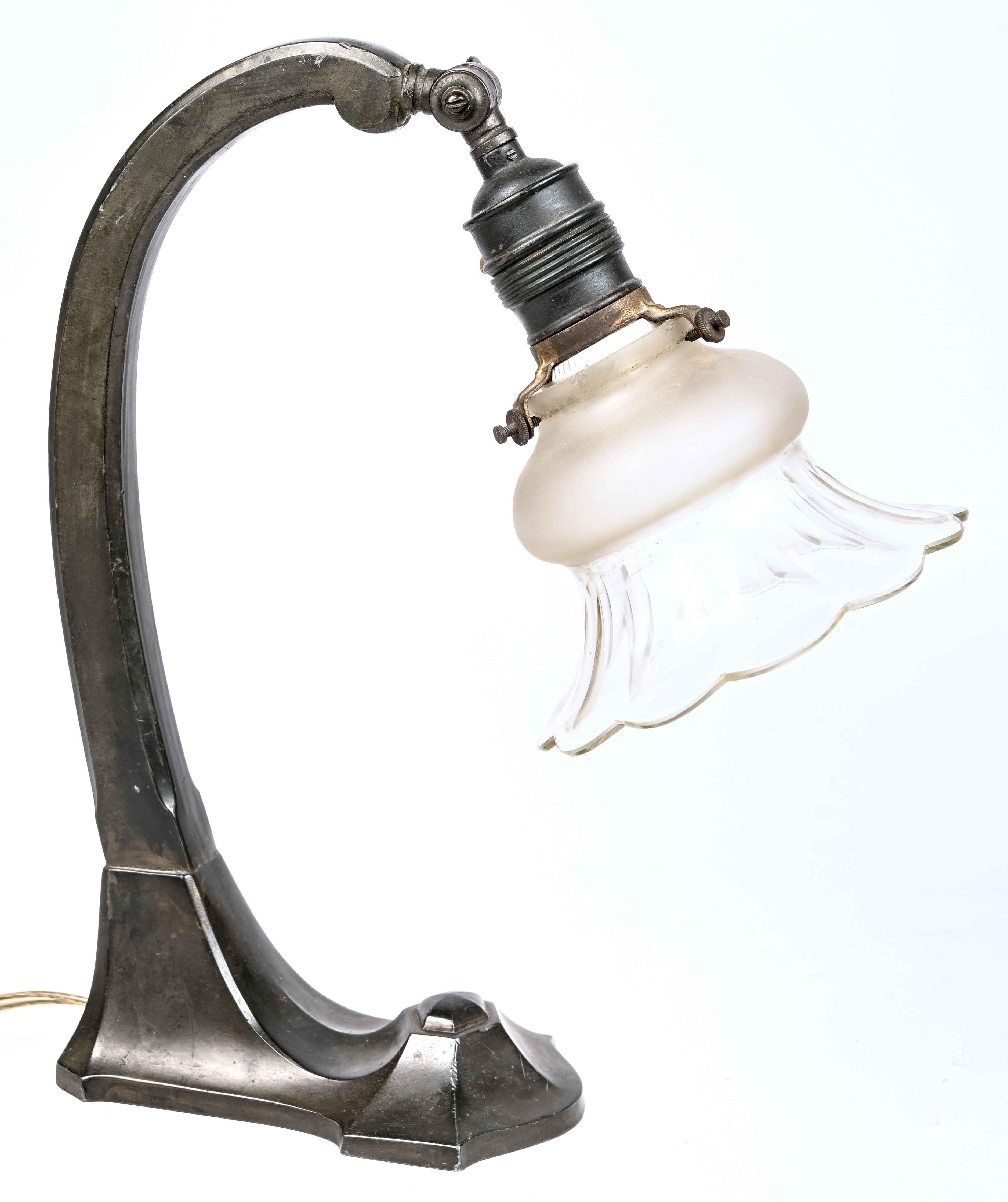 Een gietijzeren art deco bureaulampje, met glazen kapje. Niet gemerkt Een gietijzeren art deco bureaulampje, met glazen kapje. Niet gemerkt.