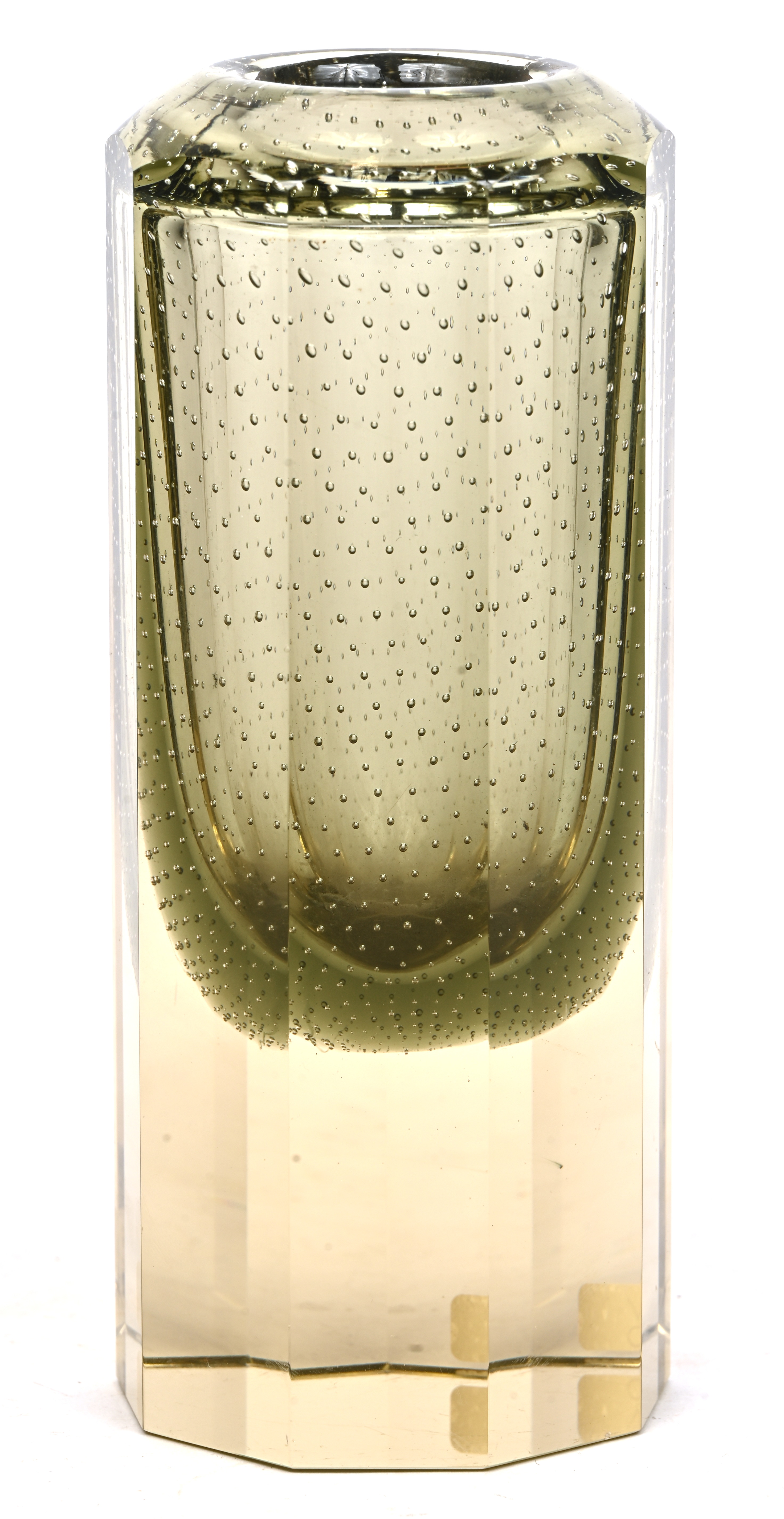 Een vintage glazen vaas met luchtbelletjes, mogelijk Leerdam Een vintage glazen vaas met luchtbelletjes, mogelijk Leerdam.